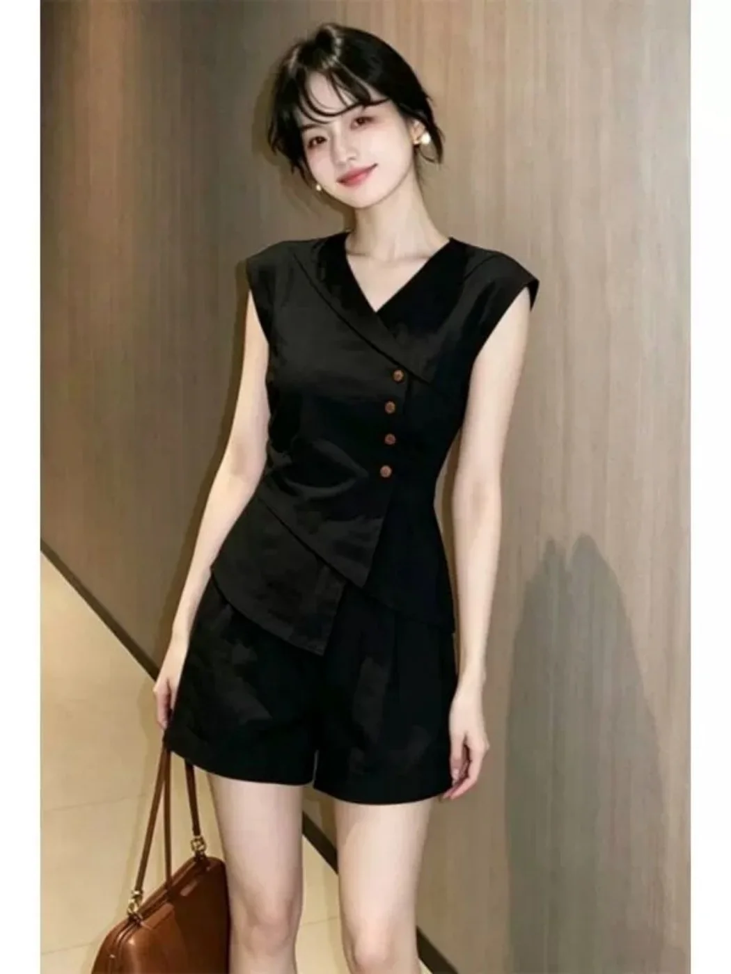 Elegant Black Summer Women's Vest Shorts Set Fashionable High Waist Cotton Blend V-Neck Shortened Length Miu Series
Elegant Black Summer Women's Vest Shorts Set Fashionable High Waist Cotton Blend V-Neck Shortened Length Miu Series