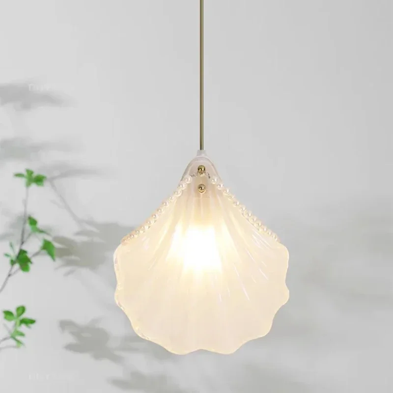 Shell small chandelier French light luxury creative designer modern minimalist Nordic style bedroom bedside hanging lamp
Shell small chandelier French light luxury creative designer modern minimalist Nordic style bedroom bedside hanging lamp