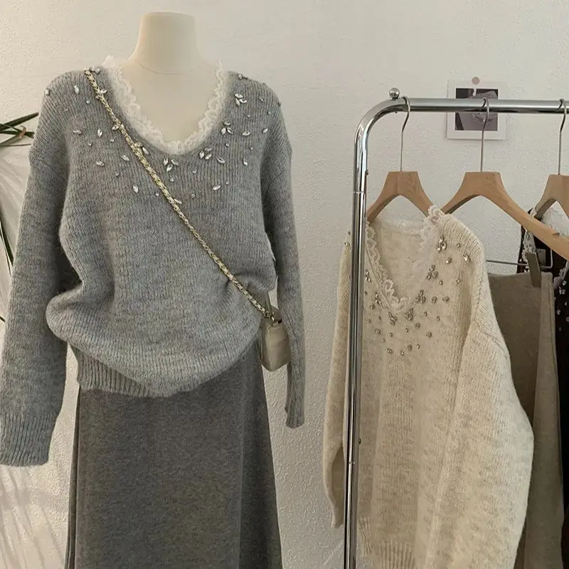 Heavy industry bright diamond decorated lace splicing V-neck long-sleeved sweater with gentle temperament
Heavy industry bright diamond decorated lace splicing V-neck long-sleeved sweater with gentle temperament