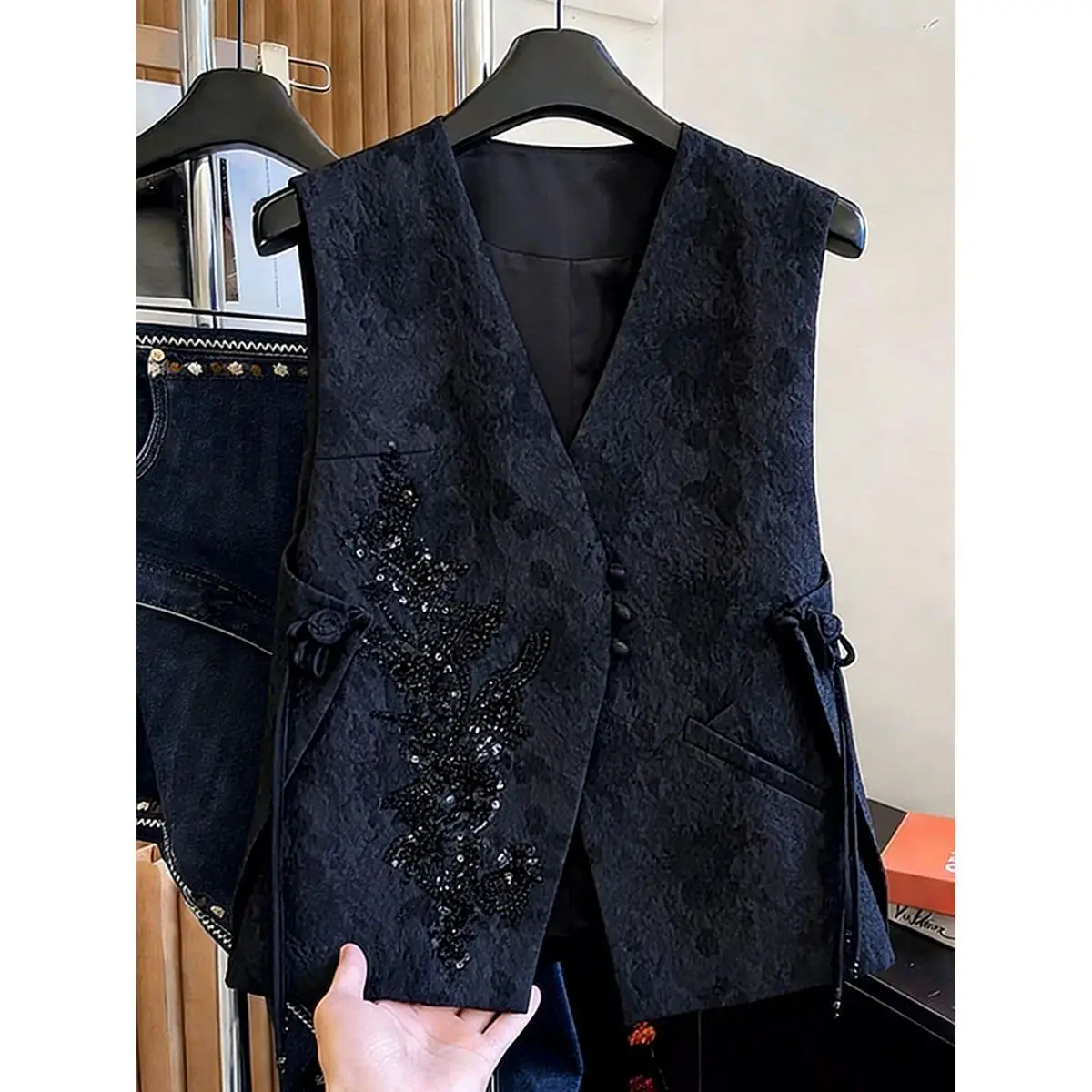 Heavy Industry Vest Coat Women's Spring Autumn 2026New Chinese Dollar Sleeveless Jacket Fashion V-neck Waistcoat Cardigan Female
Heavy Industry Vest Coat Women's Spring Autumn 2026New Chinese Dollar Sleeveless Jacket Fashion V-neck Waistcoat Cardigan Female