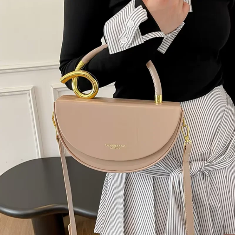 European And American Retro Shoulder Bag, Fashionable Designer Messenger Bag Brand Semi-circular Shoulder Saddle Bag Niche Bag
European And American Retro Shoulder Bag, Fashionable Designer Messenger Bag Brand Semi-circular Shoulder Saddle Bag Niche Bag