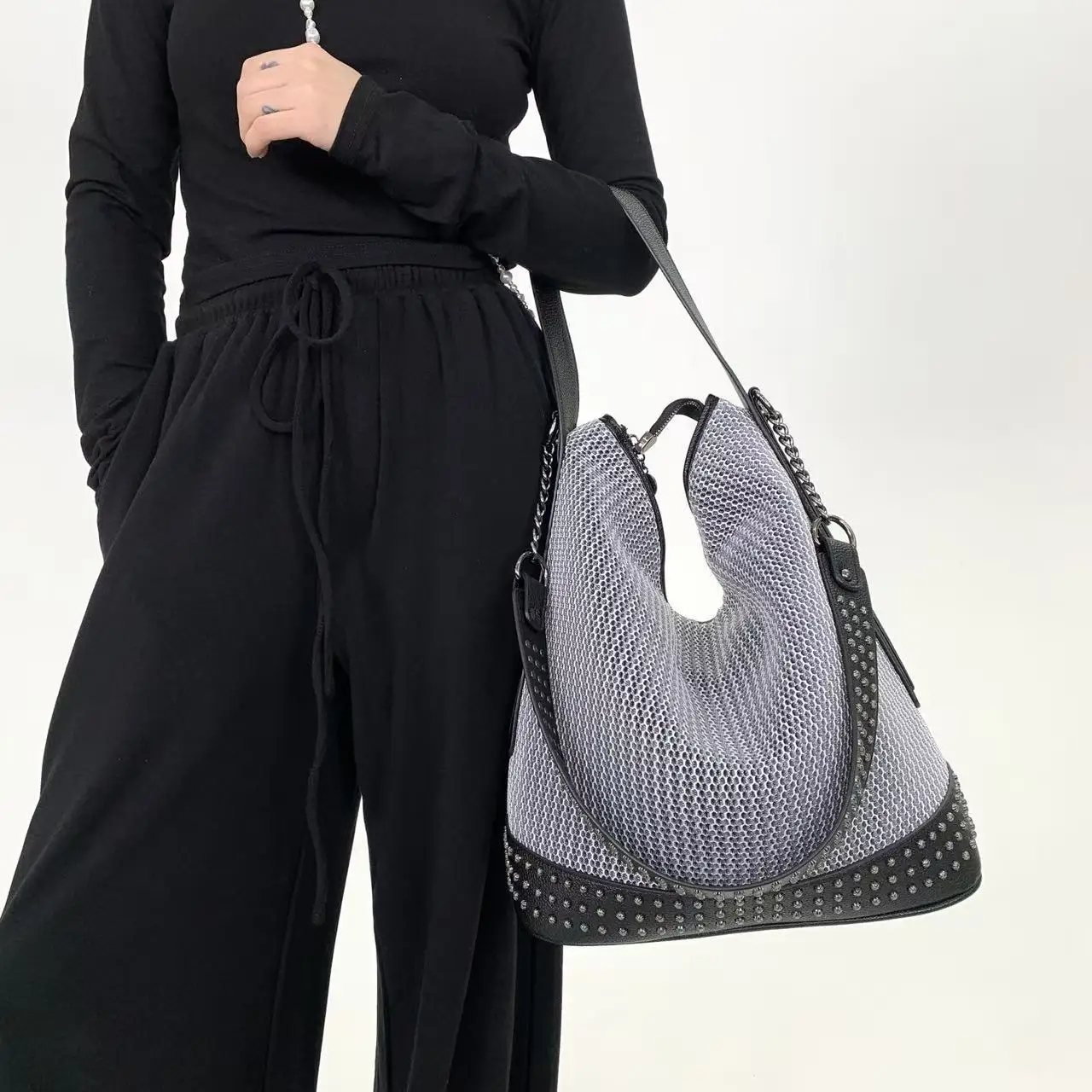 Y2K Women's Millennium Street Hot Girl Retro Shoulder Bag with Rivet Street Personality Crossbody Handbag
Y2K Women's Millennium Street Hot Girl Retro Shoulder Bag with Rivet Street Personality Crossbody Handbag