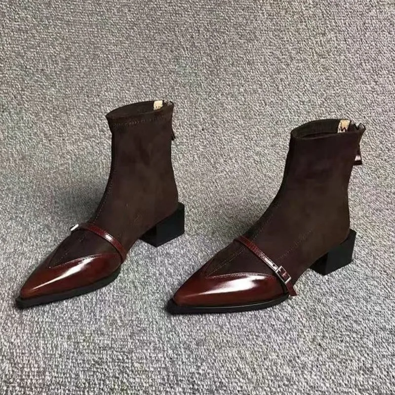 Новинка 2023 года, лоскутные ботинки, осенние женские универсальные модные короткие сапоги на молнии с острым носком на толстом каблуке, размер 35–40 
Новинка 2023 года, лоскутные ботинки, осенние женские универсальные модные короткие сапоги на молнии с острым носком на толстом каблуке, размер 35–40