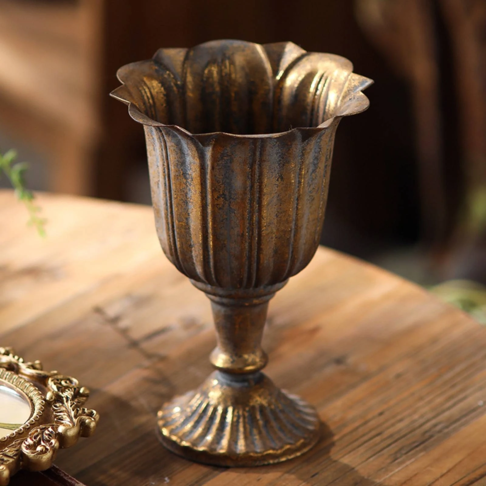 European Pedestal Vase Ornate Fluted Shape Vintage Distressed Vase Interior Accent Stable Base for Wedding
European Pedestal Vase Ornate Fluted Shape Vintage Distressed Vase Interior Accent Stable Base for Wedding