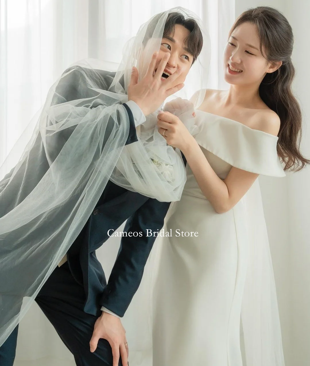 SONDR Fashion Korea Sheath White One-Shoulder Wedding Dresses Photo Shoot VINTAGE Simple Satin Sleeveless Custom Bridal Gown
SONDR Fashion Korea Sheath White One-Shoulder Wedding Dresses Photo Shoot VINTAGE Simple Satin Sleeveless Custom Bridal Gown