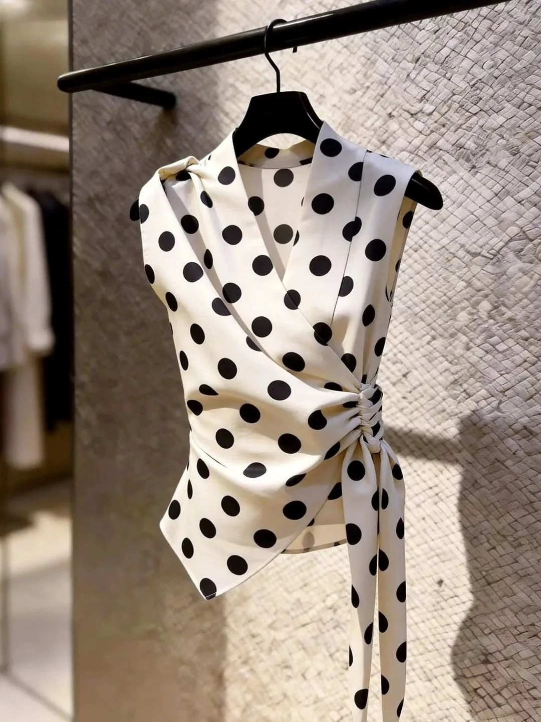 2026 Summer Polka Dot Sleeveless Slimming Design V-Neck Commute Style Women's Tank Top Korean Version Straight Cut Silk
2026 Summer Polka Dot Sleeveless Slimming Design V-Neck Commute Style Women's Tank Top Korean Version Straight Cut Silk