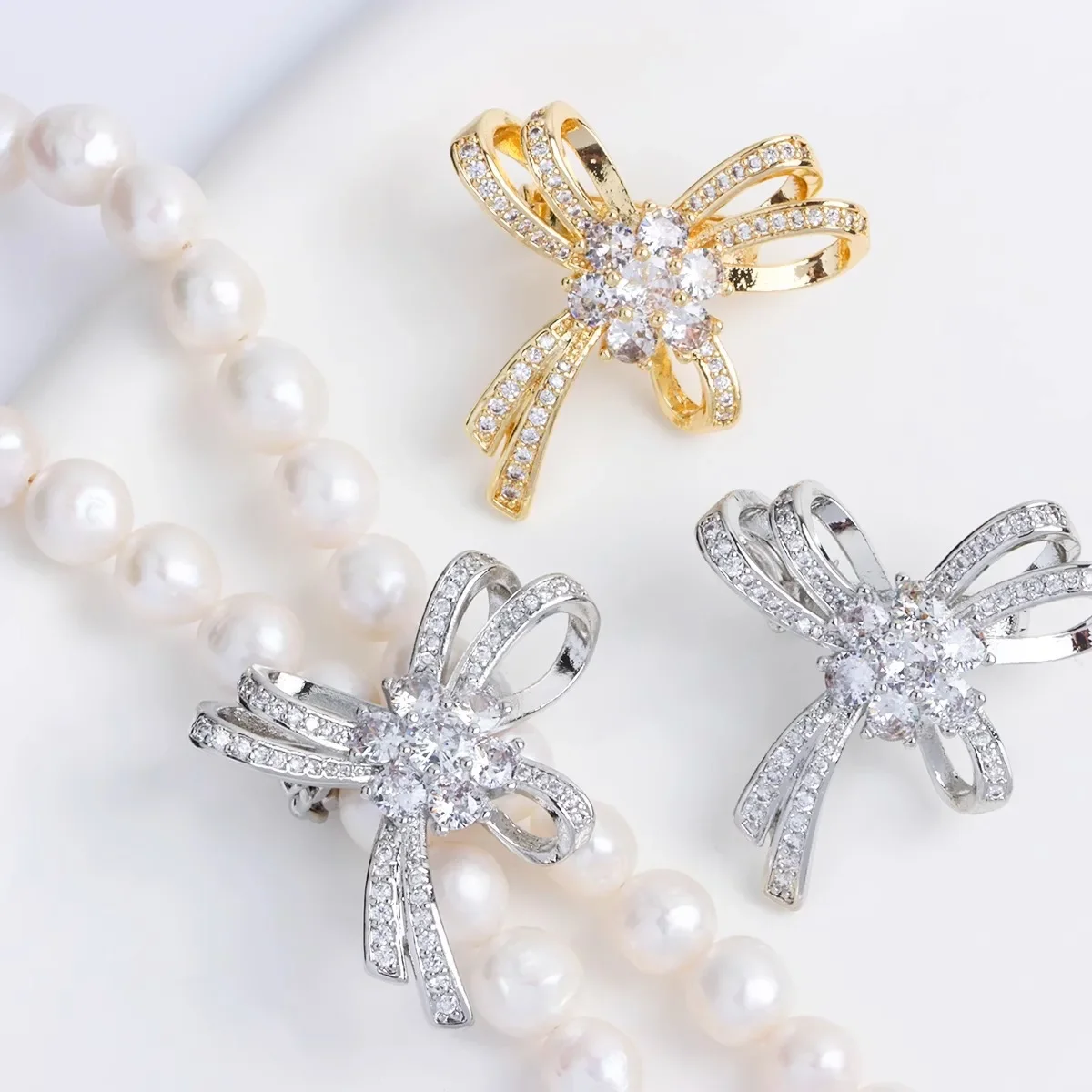 18K Real Gold Plated with Diamonds Light Luxury Double-layer Bow Clip Pearl Necklace Buckle DIY Jewelry Accessories
18K Real Gold Plated with Diamonds Light Luxury Double-layer Bow Clip Pearl Necklace Buckle DIY Jewelry Accessories