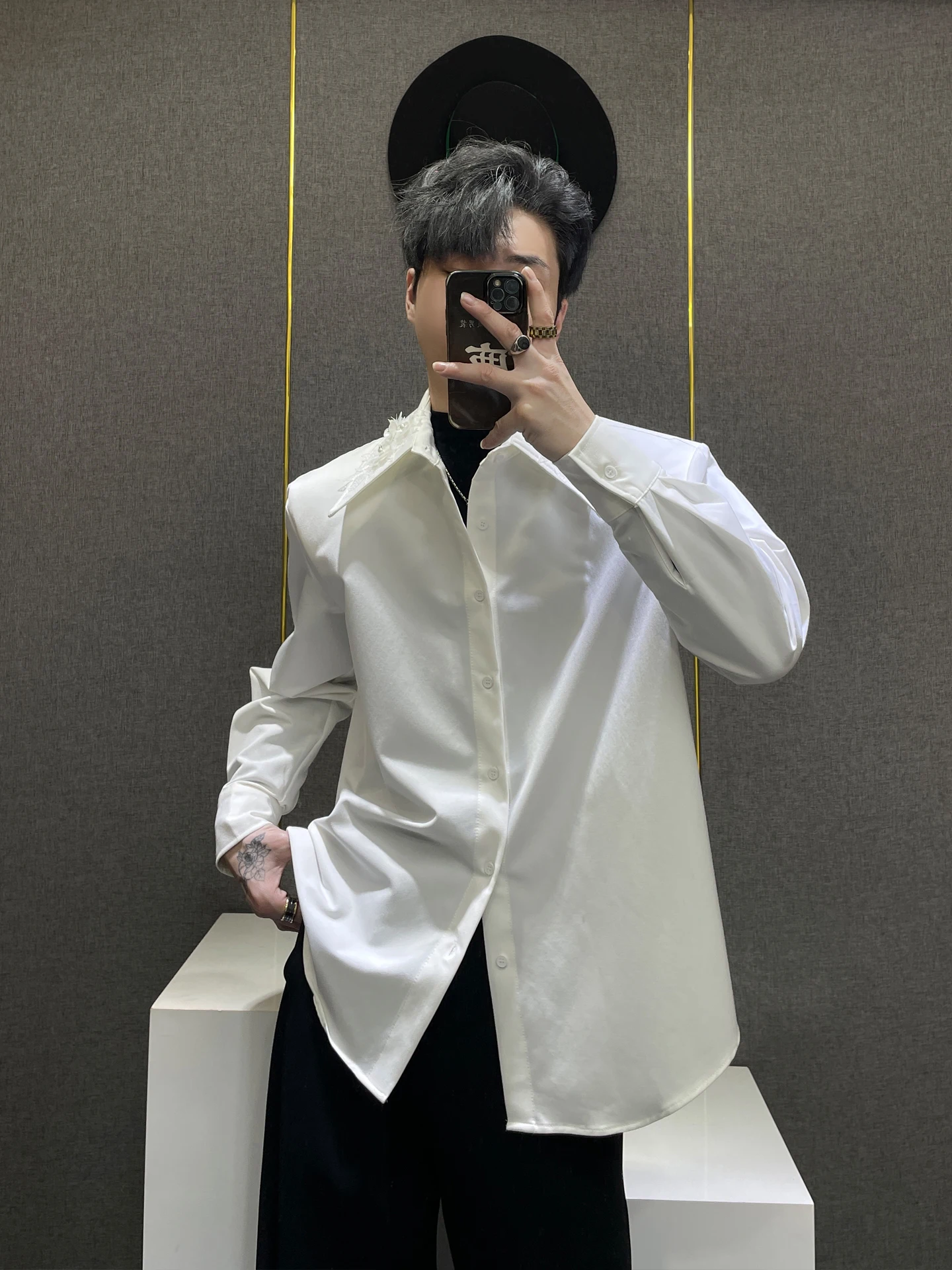Loose Fit Long Sve White irt with 3D Flower Design Simple Sle Men's Inner Wear Polyester Fiber irt Not Easy to Deform
Loose Fit Long Sve White irt with 3D Flower Design Simple Sle Men's Inner Wear Polyester Fiber irt Not Easy to Deform
