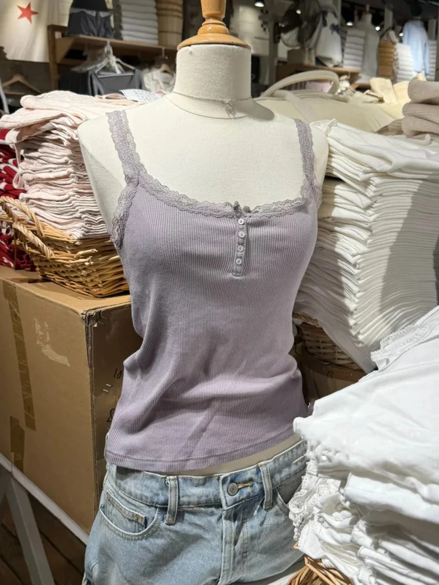 Purple Lace Trim Ribbed Tank Top Women Summer New Three Buttons Slim Basic Camisole Simple Casual Sweet Sleeveless Crop Tops Y2k
Purple Lace Trim Ribbed Tank Top Women Summer New Three Buttons Slim Basic Camisole Simple Casual Sweet Sleeveless Crop Tops Y2k
