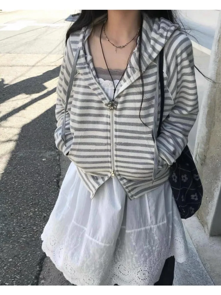 Harajuku Vintage Striped Hooded Sweatshirt Korean Fashion Design Slim Cardigan Coat Casual Pockets Y2k Short Jackets 2025 Autumn
Harajuku Vintage Striped Hooded Sweatshirt Korean Fashion Design Slim Cardigan Coat Casual Pockets Y2k Short Jackets 2025 Autumn