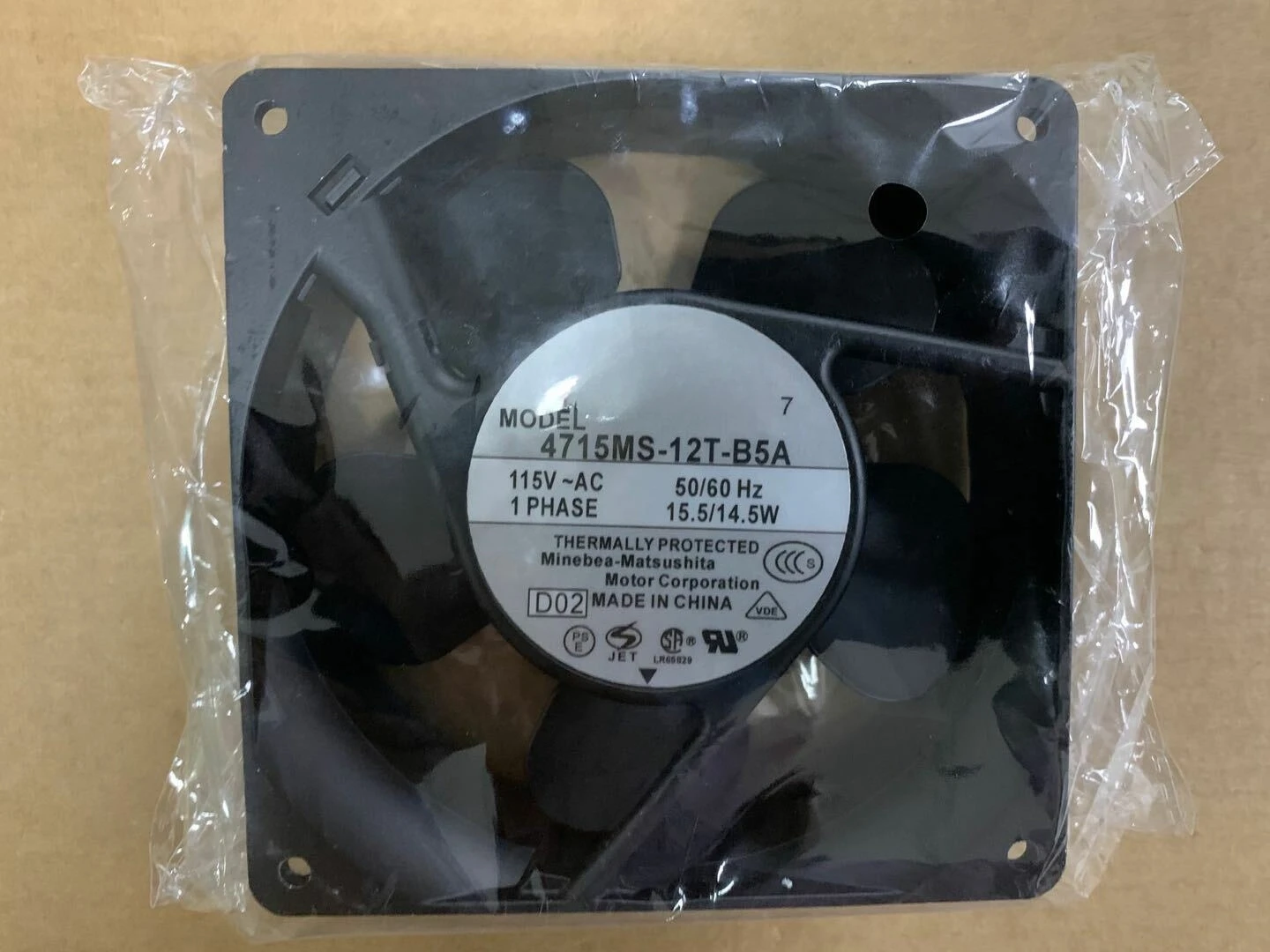 Для оригинального осевого охлаждающего вентилятора NMB 4715MS-12T-B5A 115 В 15,5/14,5 Вт 120*120*38 мм
Для оригинального осевого охлаждающего вентилятора NMB 4715MS-12T-B5A 115 В 15,5/14,5 Вт 120*120*38 мм