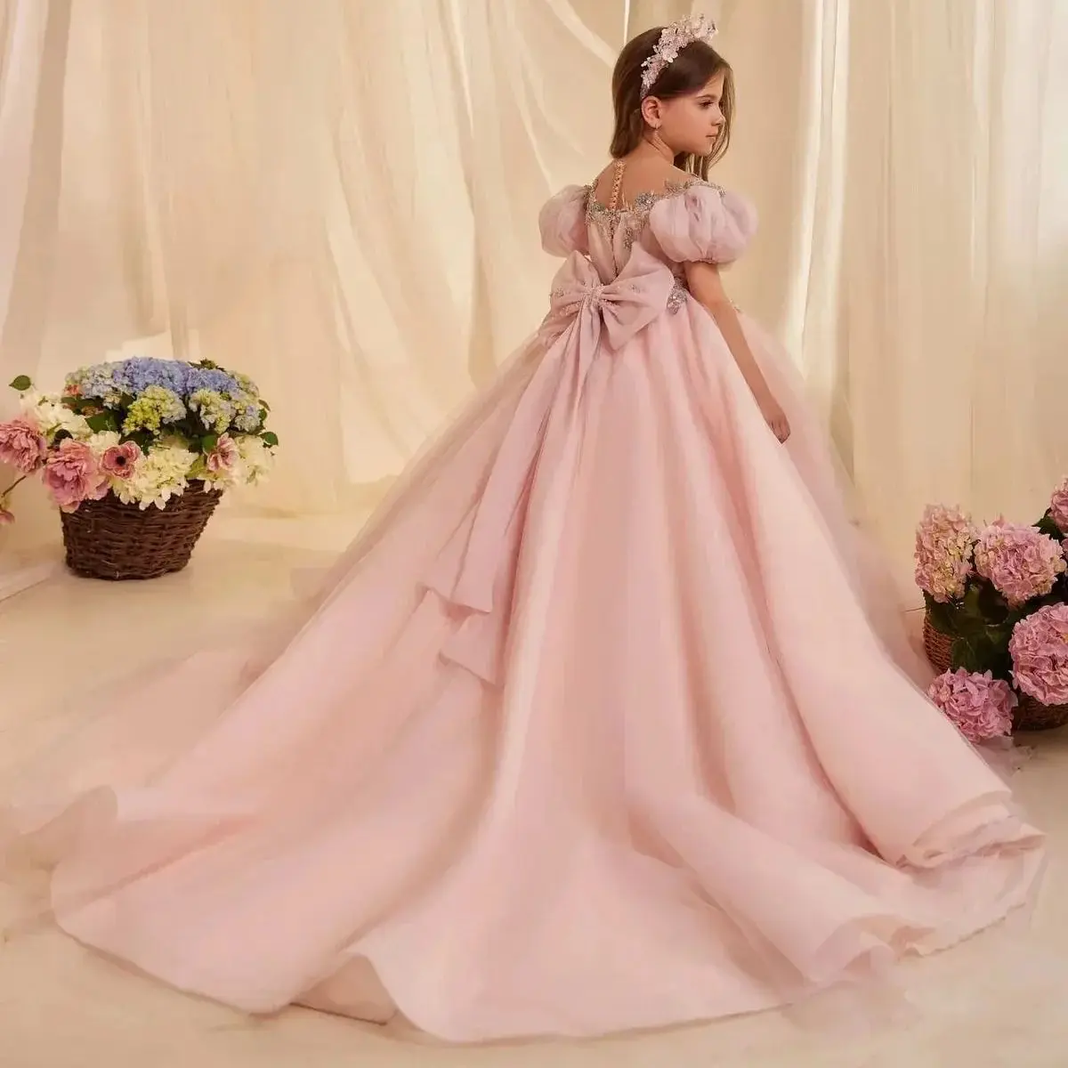 Pink Flower Girl Dresses for Wedding with Bow Lace Appliques Floor Length Gown for Photoshoot First Communion Gowns Customized
Pink Flower Girl Dresses for Wedding with Bow Lace Appliques Floor Length Gown for Photoshoot First Communion Gowns Customized