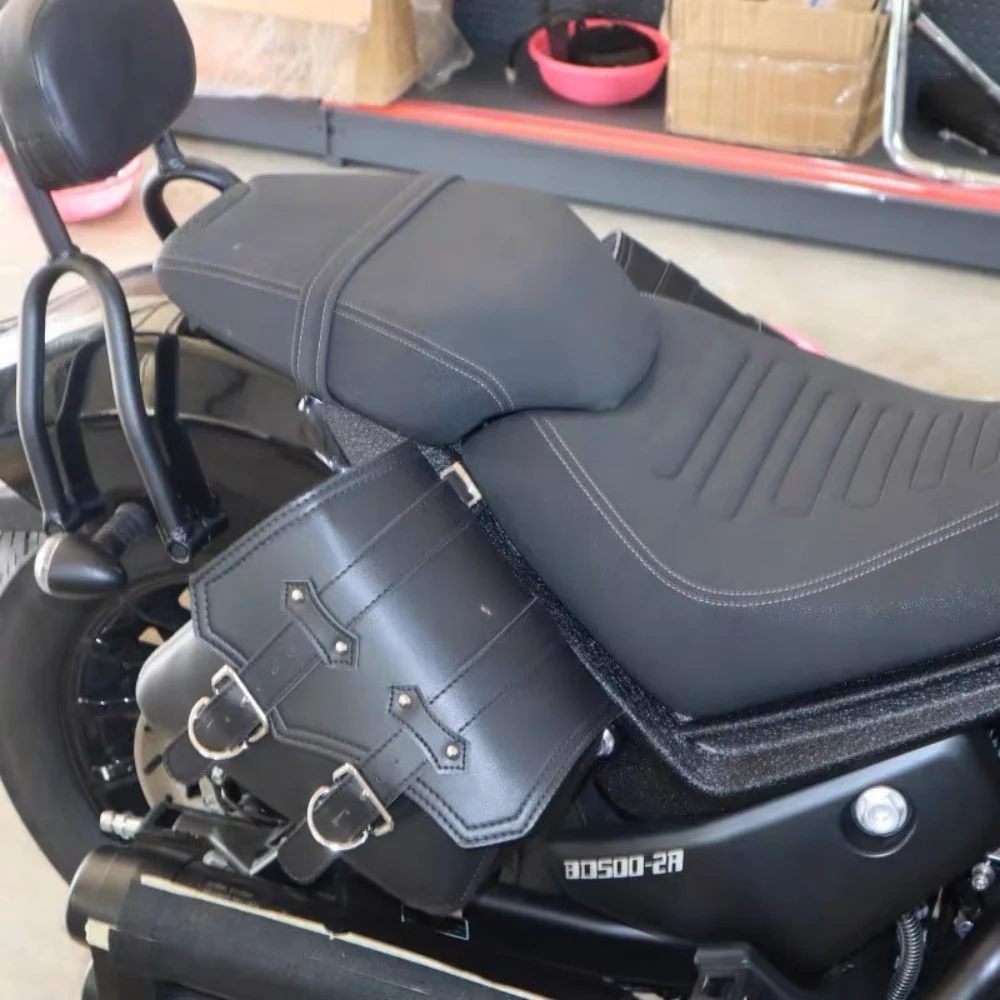 For Benda Black Flag 500 Side Bag Black Warrior Style PU Leather Waterproof Wear-resistant Decorative Luggage Bag Moto Touring
For Benda Black Flag 500 Side Bag Black Warrior Style PU Leather Waterproof Wear-resistant Decorative Luggage Bag Moto Touring