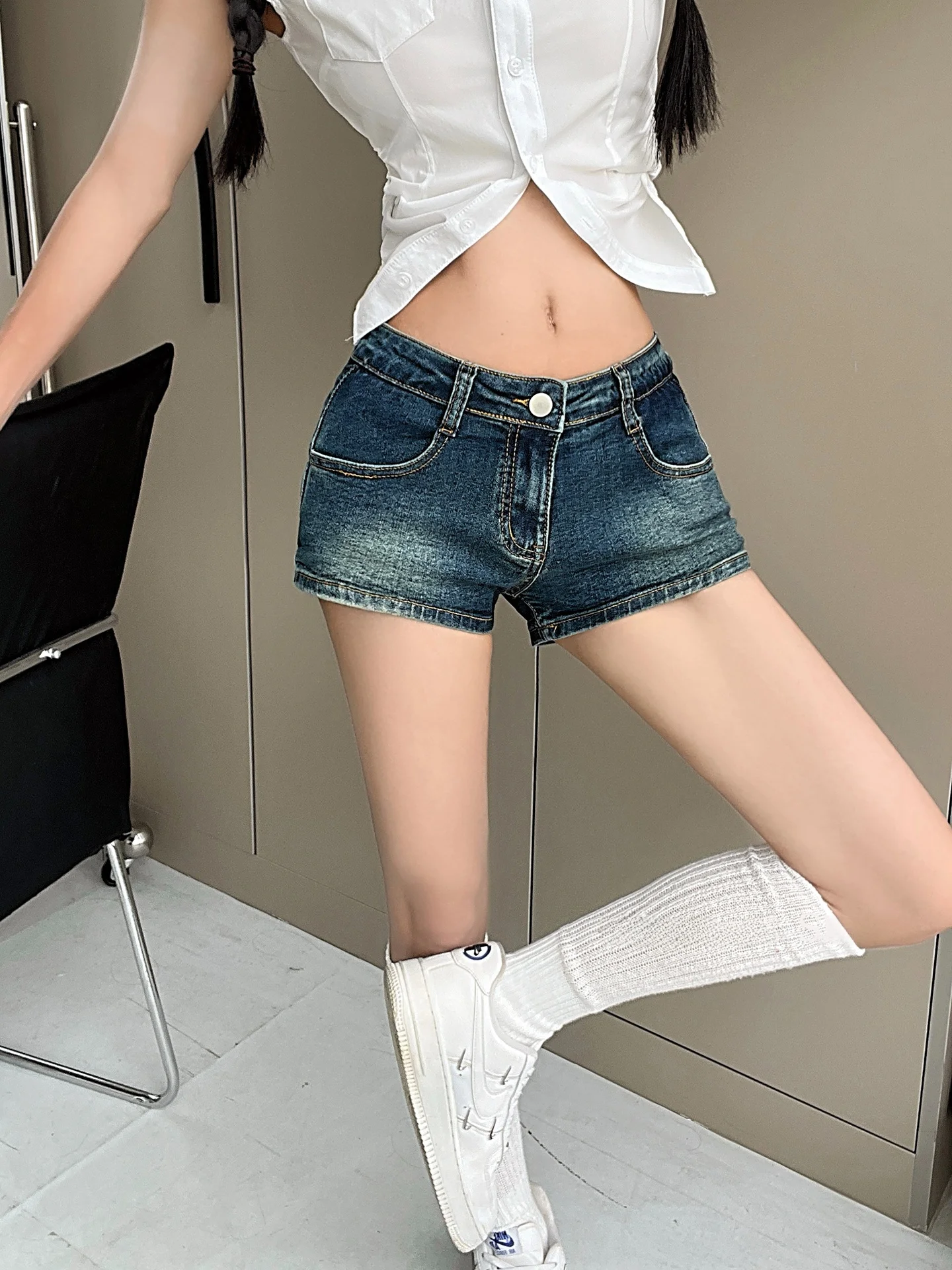 American Style Hot Girl Low Waist Plump Hip Denim Shorts Women Summer New Retro Versatile A-Line Wrap Hot Pants
American Style Hot Girl Low Waist Plump Hip Denim Shorts Women Summer New Retro Versatile A-Line Wrap Hot Pants