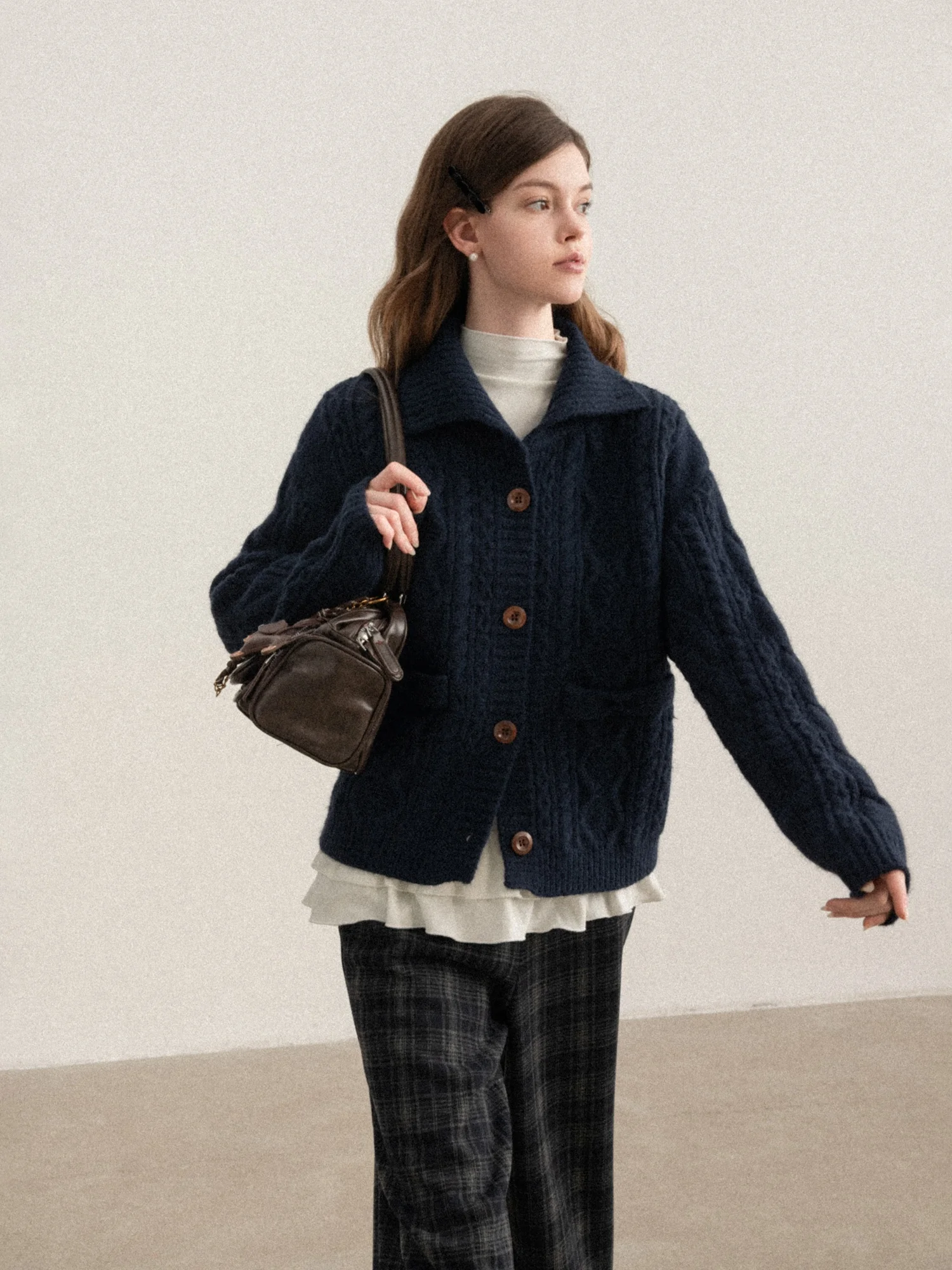 Canton Story Lazy Style Knitted Cardigan Sweater Women's Winter New Versatile Slimming Outerwear High Collar Thickened Warmth
Canton Story Lazy Style Knitted Cardigan Sweater Women's Winter New Versatile Slimming Outerwear High Collar Thickened Warmth