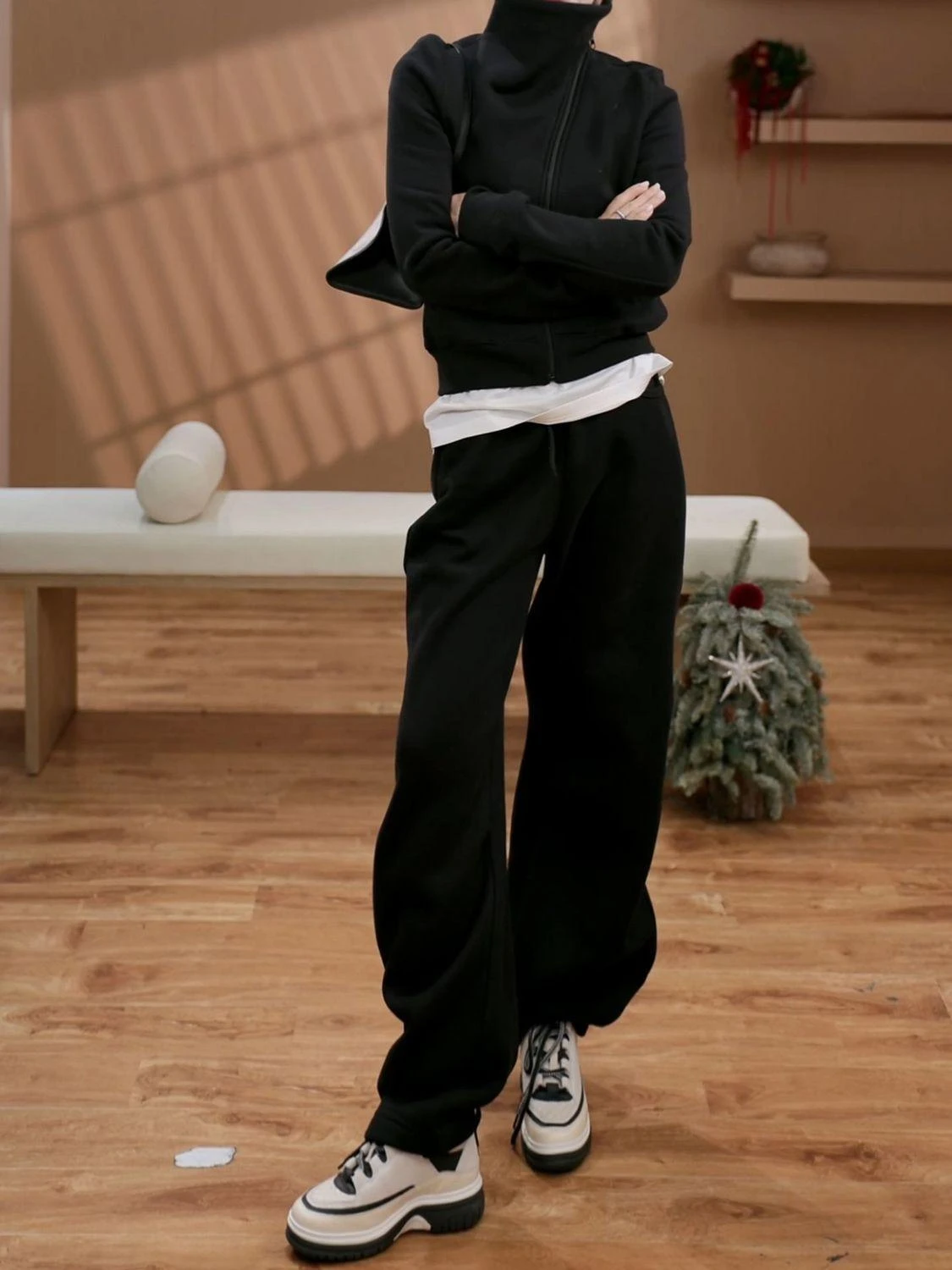 Casual Black Sportswear Sweatshirt Set Women's Autumn Winter High Waist Pants Two Piece Set Fashionable Chic Hong Kong Style
Casual Black Sportswear Sweatshirt Set Women's Autumn Winter High Waist Pants Two Piece Set Fashionable Chic Hong Kong Style