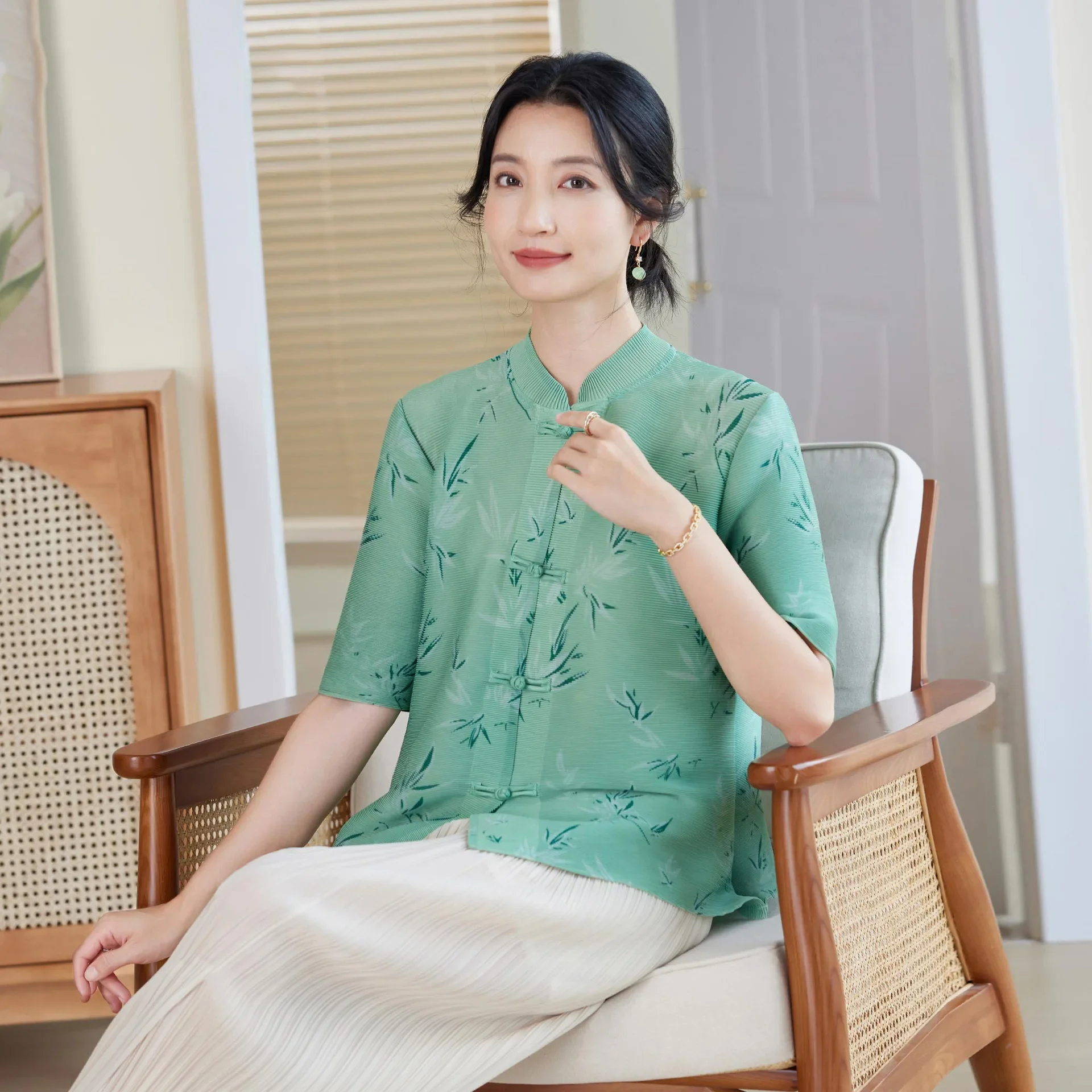 Miyake Pleated Women's Shirt, Fashionable Print, Loose Large Size, Stand Collar, Mid-sleeves, Single-breasted, 2024 New Tops
Miyake Pleated Women's Shirt, Fashionable Print, Loose Large Size, Stand Collar, Mid-sleeves, Single-breasted, 2024 New Tops