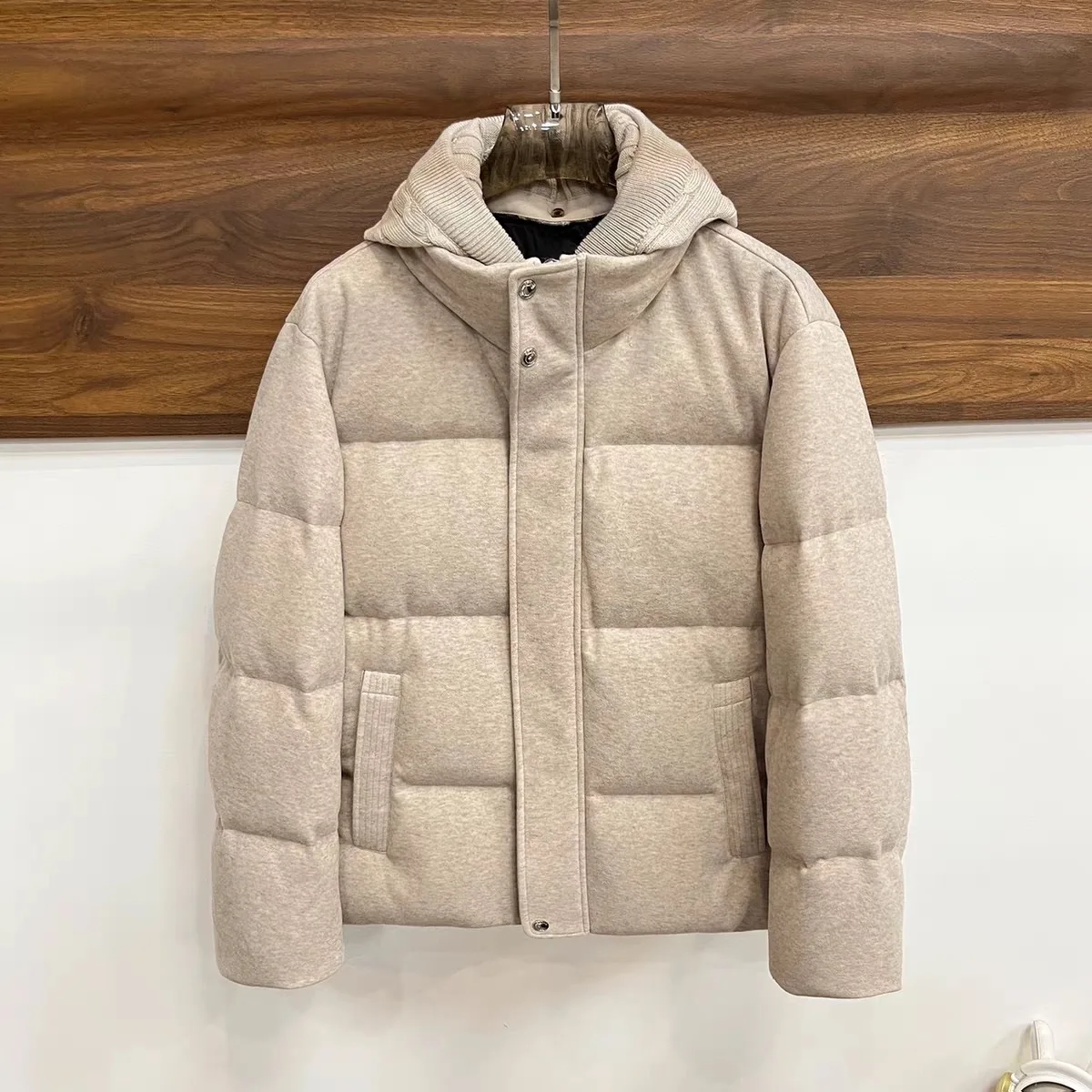 Итальянская роскошная мужская пуховая куртка с капюшоном, белая, с наполнителем из пуха, осенне-зимняя, теплая, свободного кроя
Итальянская роскошная мужская пуховая куртка с капюшоном, белая, с наполнителем из пуха, осенне-зимняя, теплая, свободного кроя