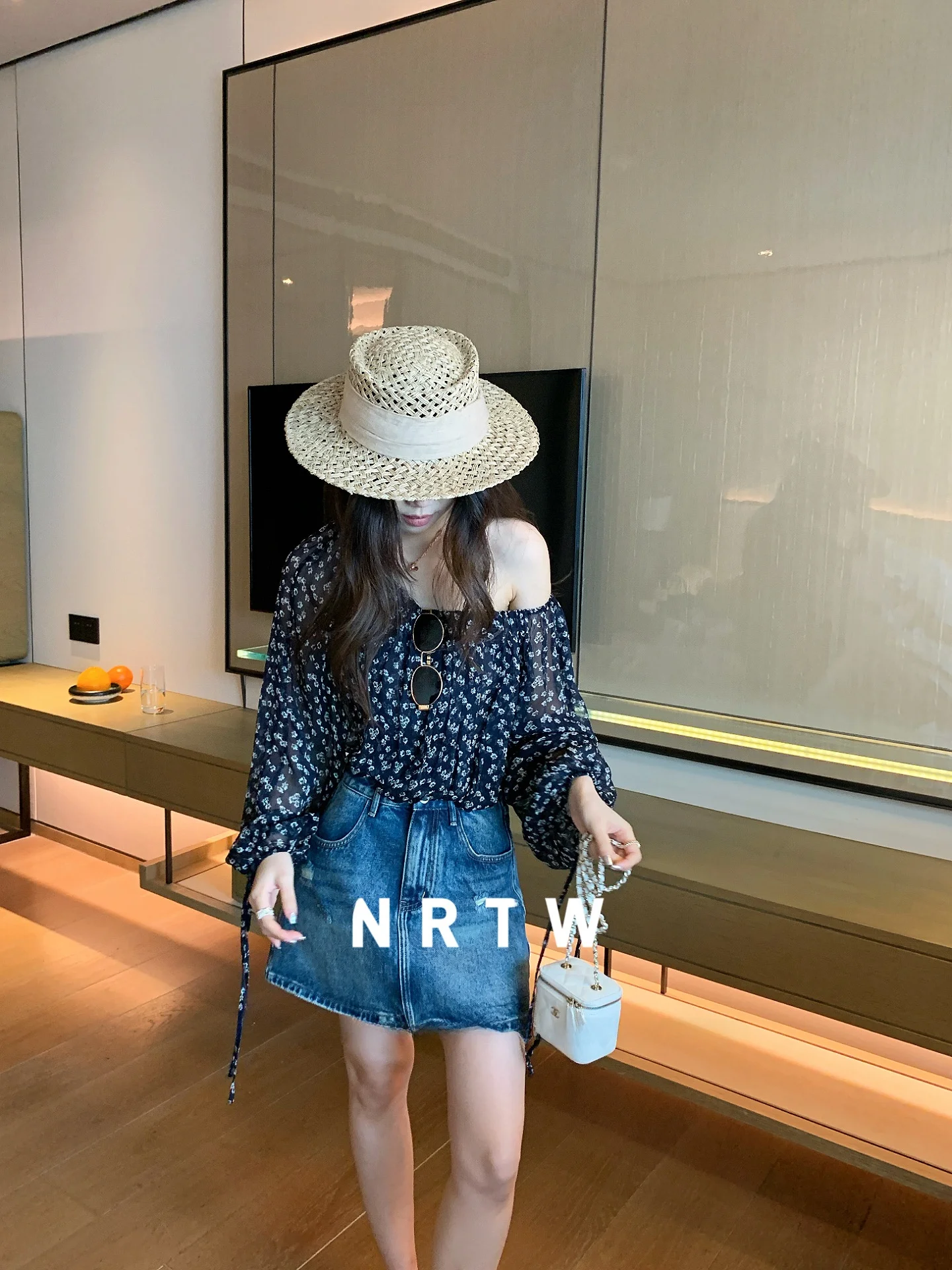 Повседневный шифоновый топ на одно плечо с цветочным принтом из шелка, летний, 2026, приталенный, для отпуска, женская кружевная блузка
Повседневный шифоновый топ на одно плечо с цветочным принтом из шелка, летний, 2026, приталенный, для отпуска, женская кружевная блузка