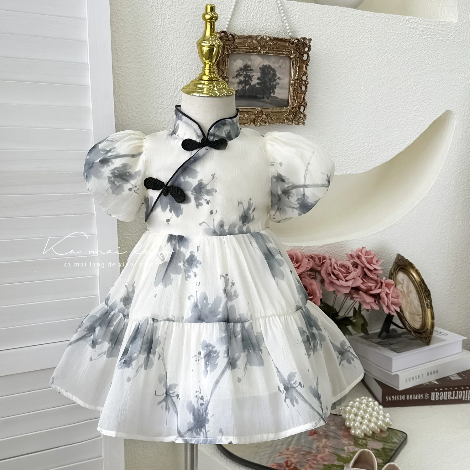 Платье Cheongsam Hanfu для девочек, лето 2023, новое китайское платье с рисунком тушью фэн-шуй, детское платье принцессы в западном стиле
Платье Cheongsam Hanfu для девочек, лето 2023, новое китайское платье с рисунком тушью фэн-шуй, детское платье принцессы в западном стиле