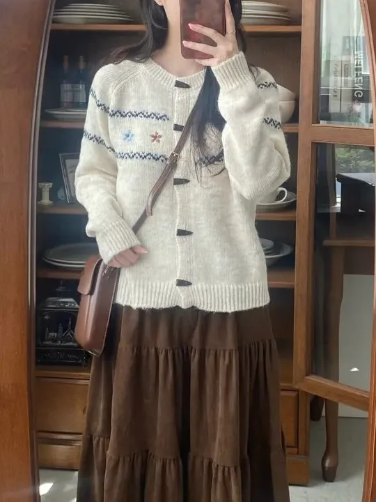 Korean Sle Soft Mauve round Ne Button up Knitted Sweater Cardigan Women's Autumn Winter Loose Lazy Hook Flower Knitwear
Korean Sle Soft Mauve round Ne Button up Knitted Sweater Cardigan Women's Autumn Winter Loose Lazy Hook Flower Knitwear