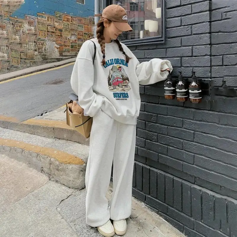 Autumn Winter Casual Hong Kong Sle Women's Spor Fce Lined Loose Fit Faionable Sweatirt Set Two Piece Suit
Autumn Winter Casual Hong Kong Sle Women's Spor Fce Lined Loose Fit Faionable Sweatirt Set Two Piece Suit