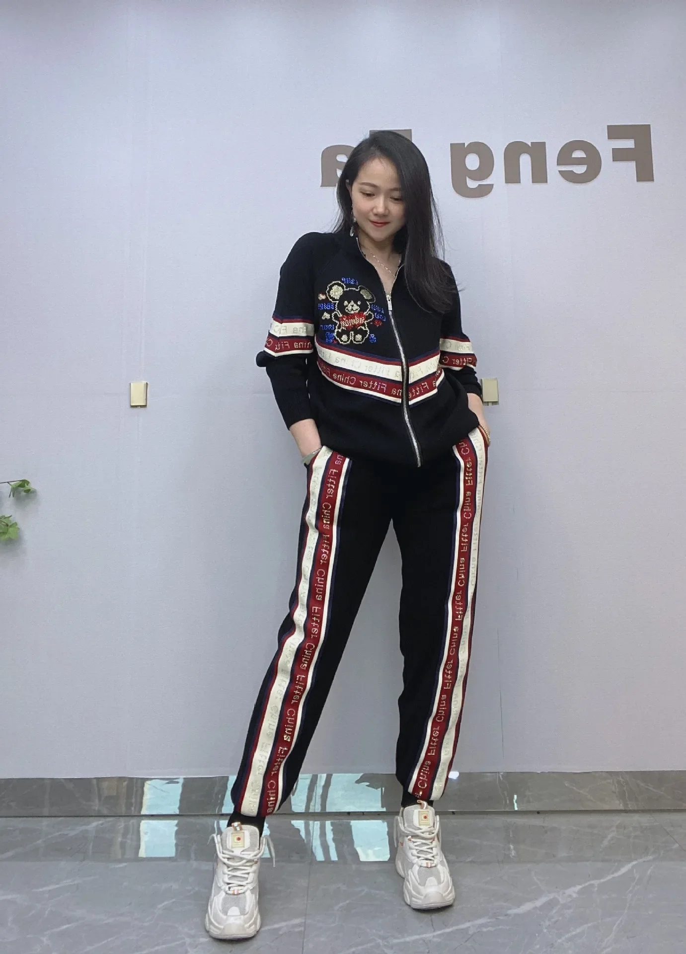 Fashion 2 Piece Sets Womens Outfits Cartoon Letter Diamonds Side Stripe Zipper Sweater and Joggers Conjunto Dos Piezas Mujer 
Fashion 2 Piece Sets Womens Outfits Cartoon Letter Diamonds Side Stripe Zipper Sweater and Joggers Conjunto Dos Piezas Mujer