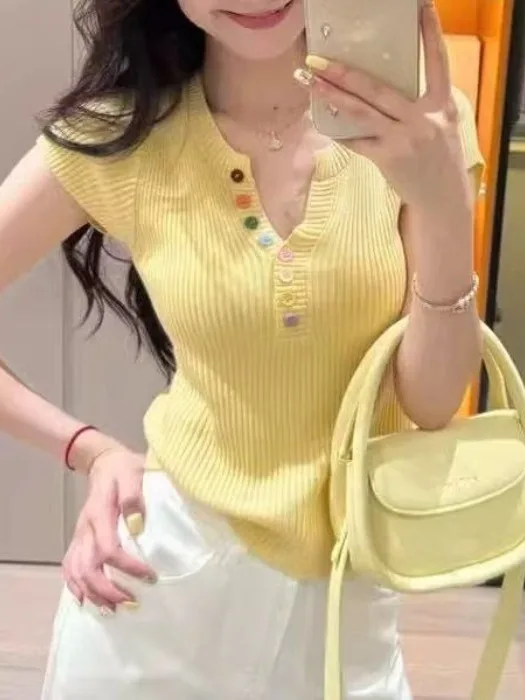 plus Size Women's Pink V-Neck Knitted Short Sleeve T-Shirt Slim Fit Summer Thin Style Korean Fashion Breathable Lightweight Top
plus Size Women's Pink V-Neck Knitted Short Sleeve T-Shirt Slim Fit Summer Thin Style Korean Fashion Breathable Lightweight Top