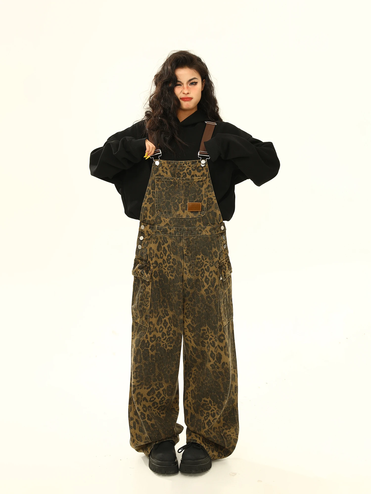 Дикая американская уличная рабочая одежда с леопардовым принтом, комбинезоны, свободные широкие джинсы, универсальные повседневные джинсовые брюки
Дикая американская уличная рабочая одежда с леопардовым принтом, комбинезоны, свободные широкие джинсы, универсальные повседневные джинсовые брюки