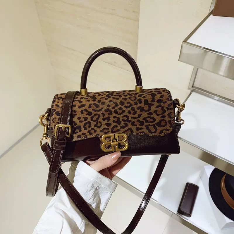 Luxury Designer Leather Crossbody Bag High-End Vintage for Women with Trendy Paris Fashion Inspiration Leopard Print Women's Bag
Luxury Designer Leather Crossbody Bag High-End Vintage for Women with Trendy Paris Fashion Inspiration Leopard Print Women's Bag