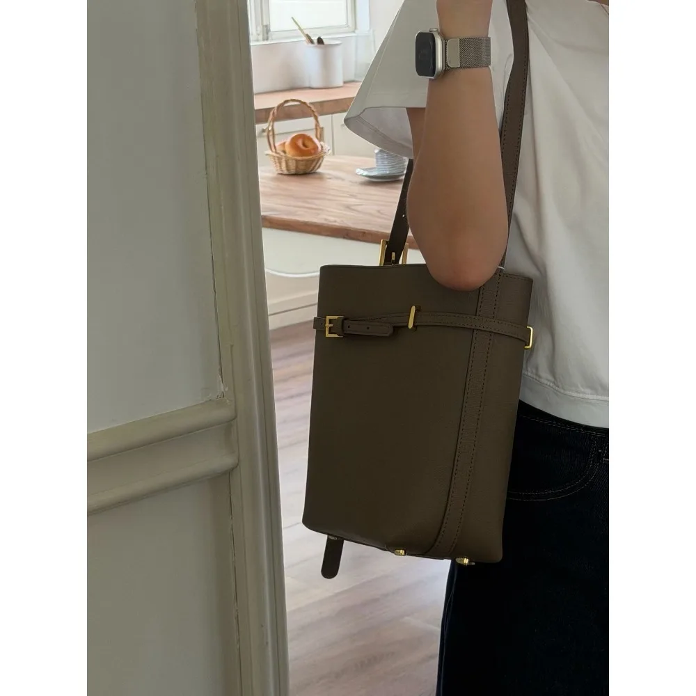 Niche Light Luxury 2026 New Bucket Bag Large Capacity Commuter Shoulder Bag Casual Versatile Tote Texture Unique Fashion Simple
Niche Light Luxury 2026 New Bucket Bag Large Capacity Commuter Shoulder Bag Casual Versatile Tote Texture Unique Fashion Simple