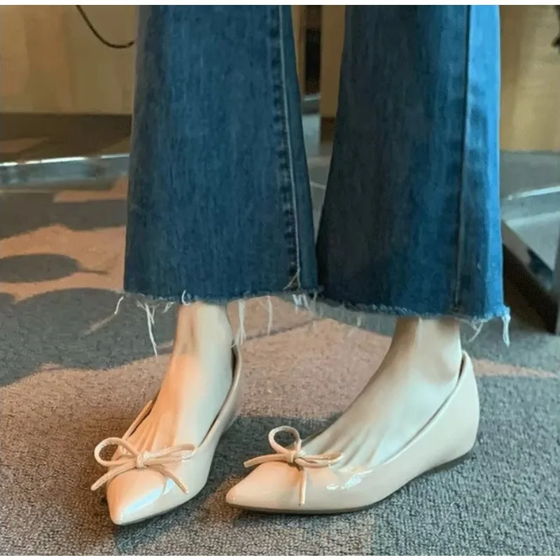 Spring/Autumn Fashion Pointed Bow Inner Height Increasing Flat Flat Single Shoes for Women 2026 New Shallow Mouth Women's Shoes
Spring/Autumn Fashion Pointed Bow Inner Height Increasing Flat Flat Single Shoes for Women 2026 New Shallow Mouth Women's Shoes