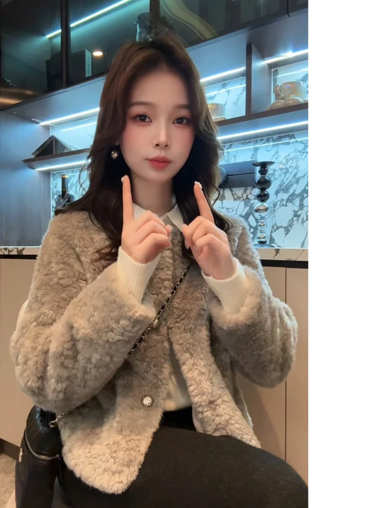 Short Fur Jacket for Women by Xuan Xuan Chen 2025 Winter Collection Standard Fit One-Piece Velvet Long Sleeve round...
Short Fur Jacket for Women by Xuan Xuan Chen 2025 Winter Collection Standard Fit One-Piece Velvet Long Sleeve round...