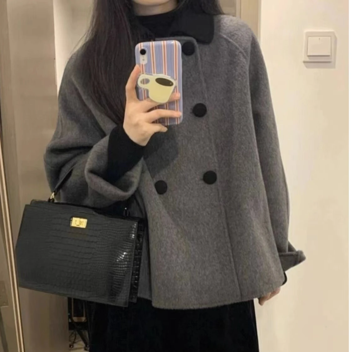 Gray Short Thickened Woolen Coat for Women Baby Collar Vintage Style Korean Hepburn Wind Outerwear Polyester Fiber 100%
Gray Short Thickened Woolen Coat for Women Baby Collar Vintage Style Korean Hepburn Wind Outerwear Polyester Fiber 100%