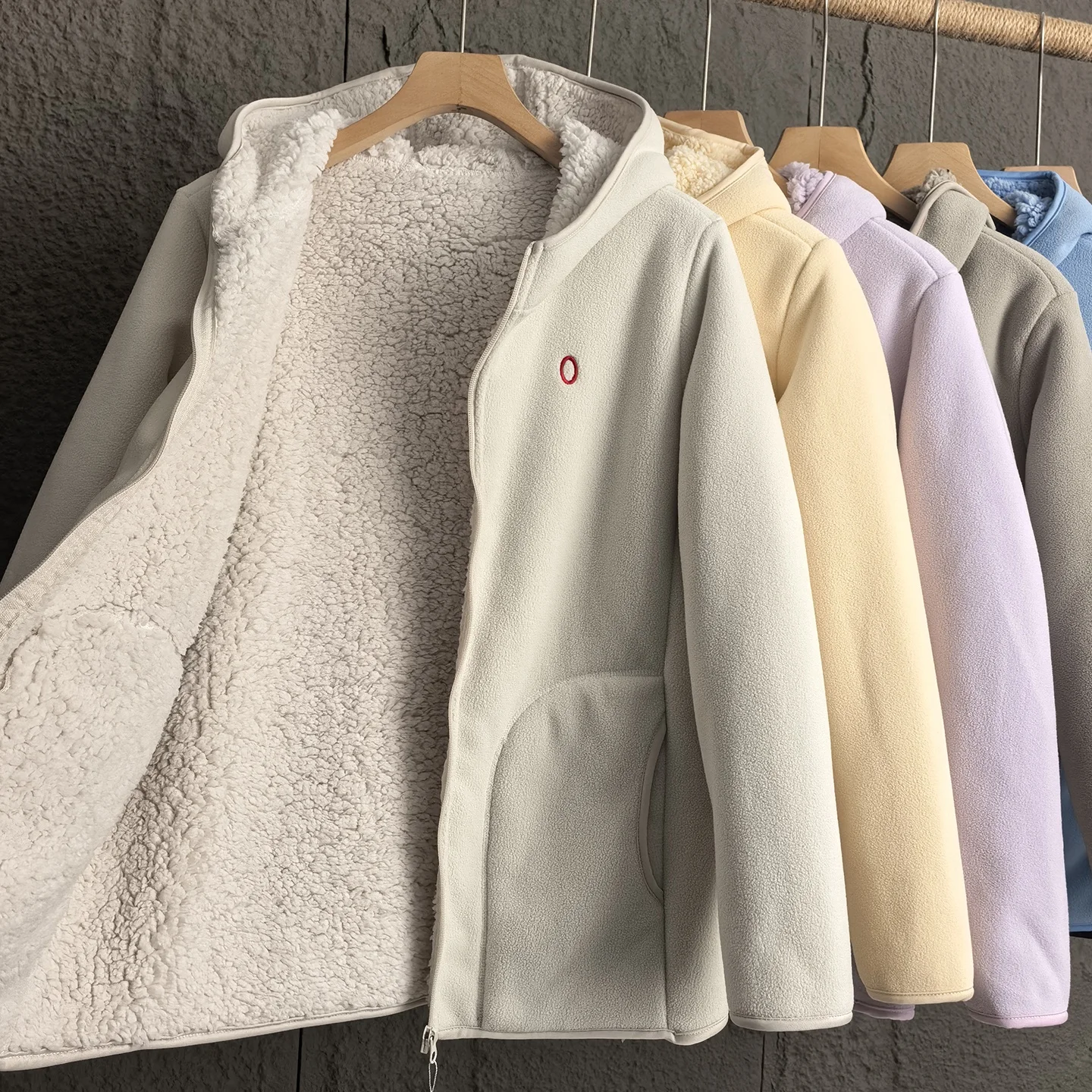 Утепленная теплая флисовая куртка с капюшоном, светло-фиолетовая, двусторонняя, с имитацией меха ягненка, осенне-зимнее пальто для мужчин и женщин
Утепленная теплая флисовая куртка с капюшоном, светло-фиолетовая, двусторонняя, с имитацией меха ягненка, осенне-зимнее пальто для мужчин и женщин