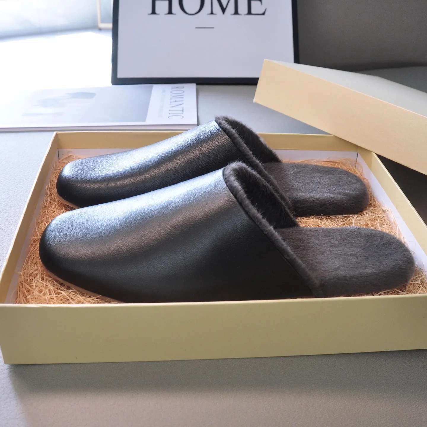 Luxury Sheepskin Couple's Indoor Slippers Winter Warm Household Slippers Anti-Slip Genuine Leather Slippers for Men and Women
Luxury Sheepskin Couple's Indoor Slippers Winter Warm Household Slippers Anti-Slip Genuine Leather Slippers for Men and Women