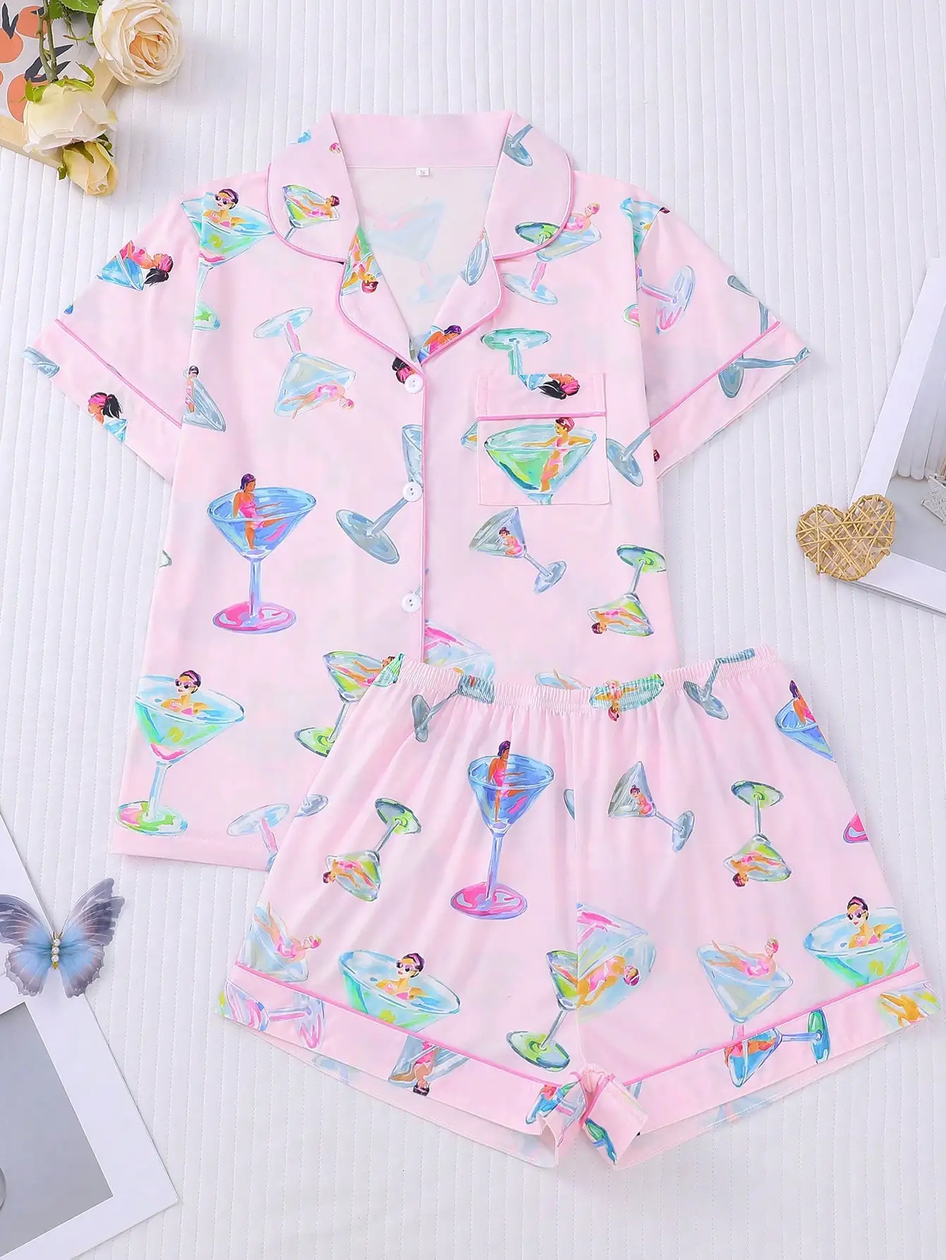 Женский пижамный комплект из двух предметов с розовым принтом: топ с короткими рукавами и воротником и шорты с эластичной резинкой на талии
Женский пижамный комплект из двух предметов с розовым принтом: топ с короткими рукавами и воротником и шорты с эластичной резинкой на талии