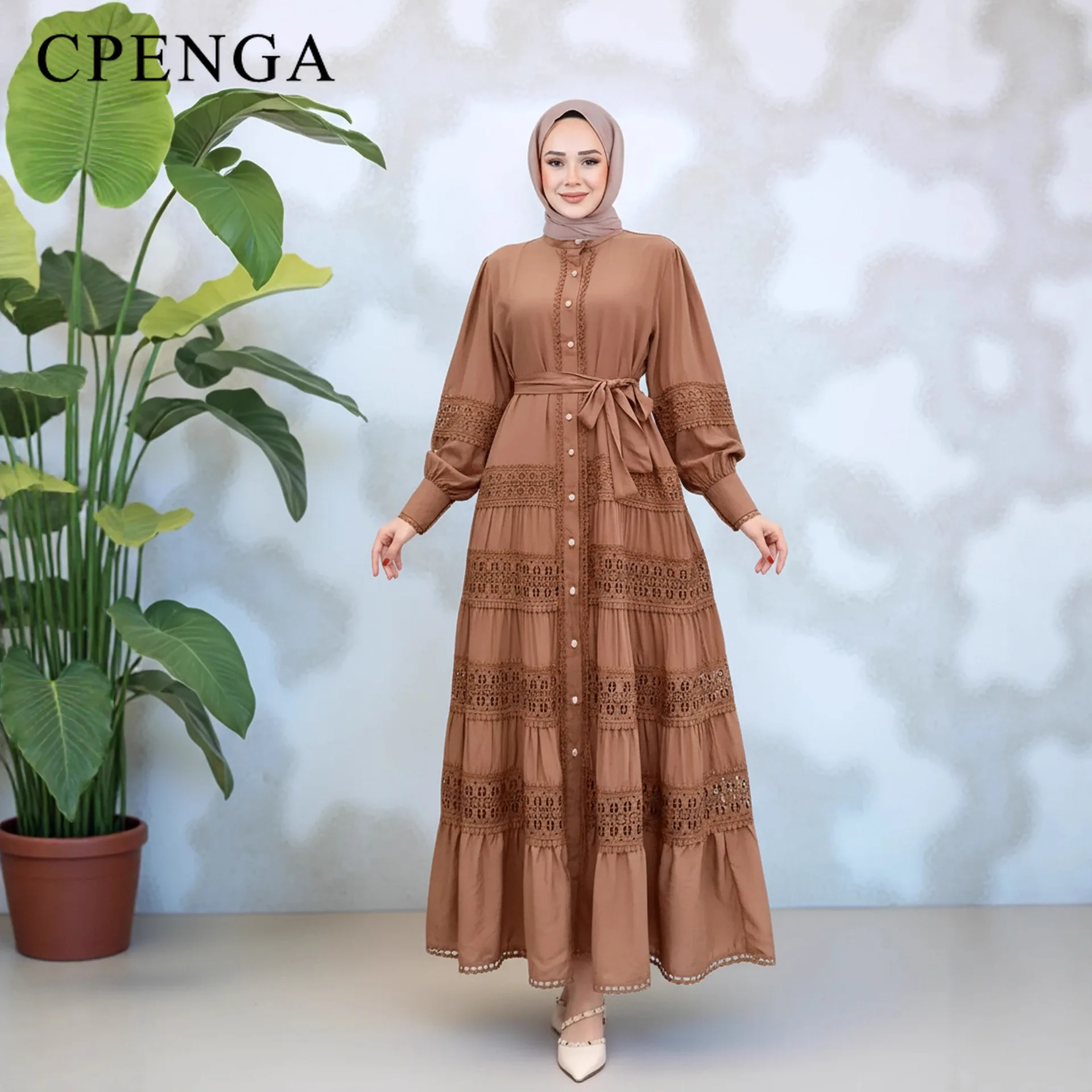 Элегантное мусульманское женское скромное платье Абая с кружевными деталями и поясом на талии. Идеальный исламский наряд для повседневных молитв Рамадана Ид.
Элегантное мусульманское женское скромное платье Абая с кружевными деталями и поясом на талии. Идеальный исламский наряд для повседневных молитв Рамадана Ид.