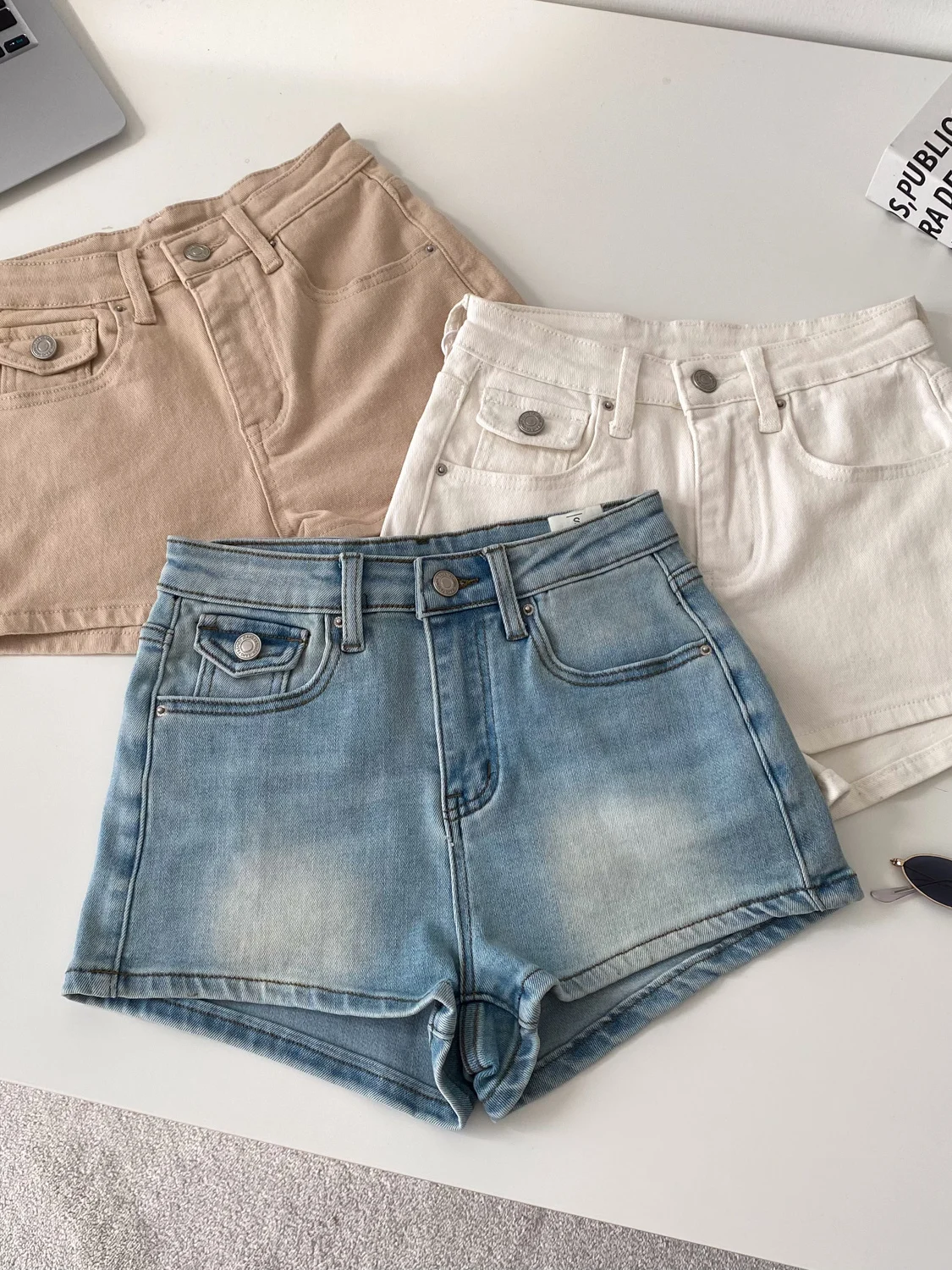 Retro American High Waist Denim Casual Shorts Women Summer 2026 Spring Korean Version Slimming Hot Pants Straight Leg Jeans
Retro American High Waist Denim Casual Shorts Women Summer 2026 Spring Korean Version Slimming Hot Pants Straight Leg Jeans