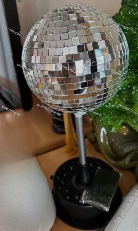 Усовершенствованный стеклянный шар с дистанционным управлением, вращающийся диско-светильник для создания атмосферы.
Усовершенствованный стеклянный шар с дистанционным управлением, вращающийся диско-светильник для создания атмосферы.