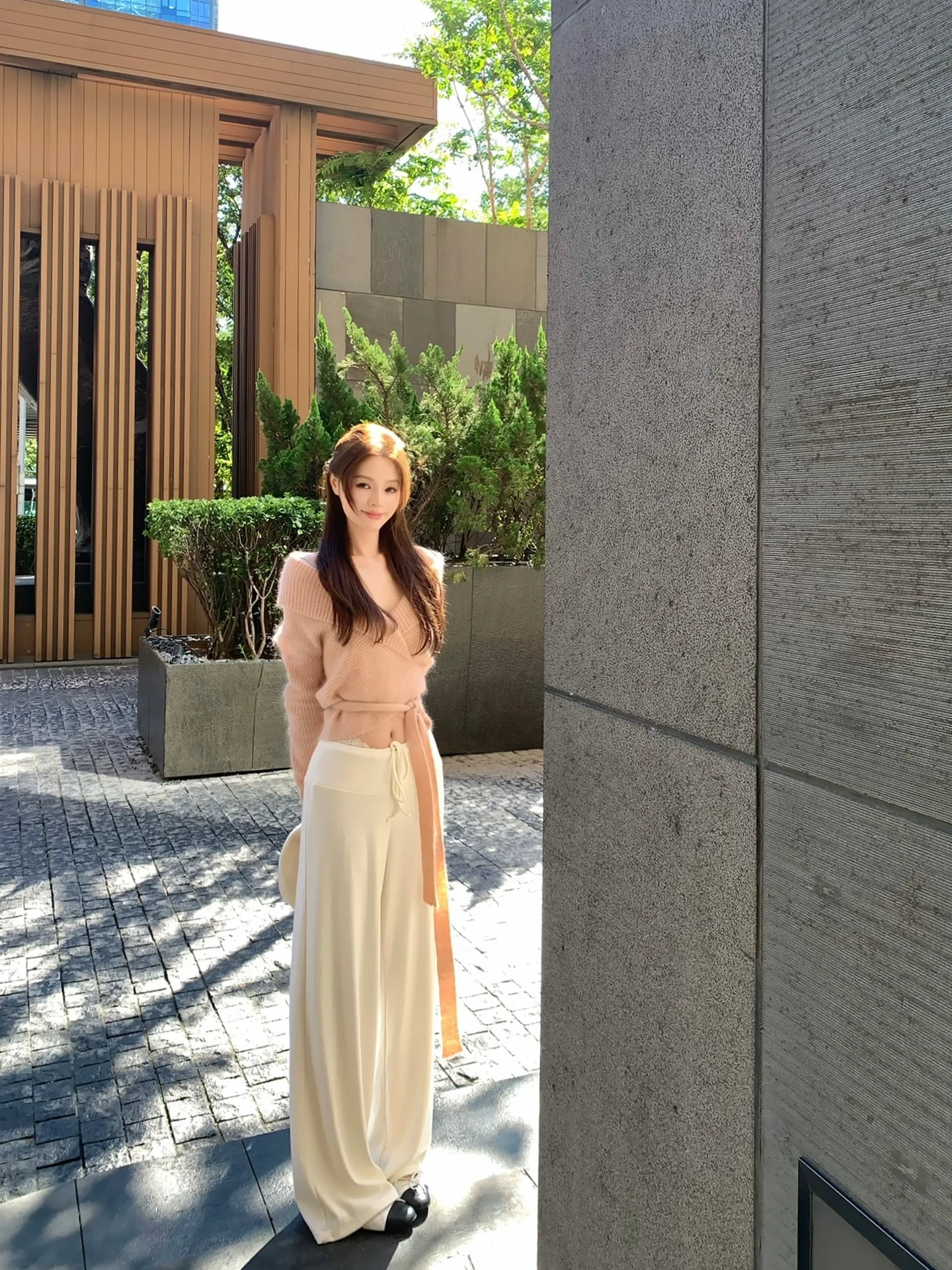 Комплект Lienni2025: Женский вязаный шерстяной свитер и прямые брюки. Теплый и модный осенний комплект.
Комплект Lienni2025: Женский вязаный шерстяной свитер и прямые брюки. Теплый и модный осенний комплект.