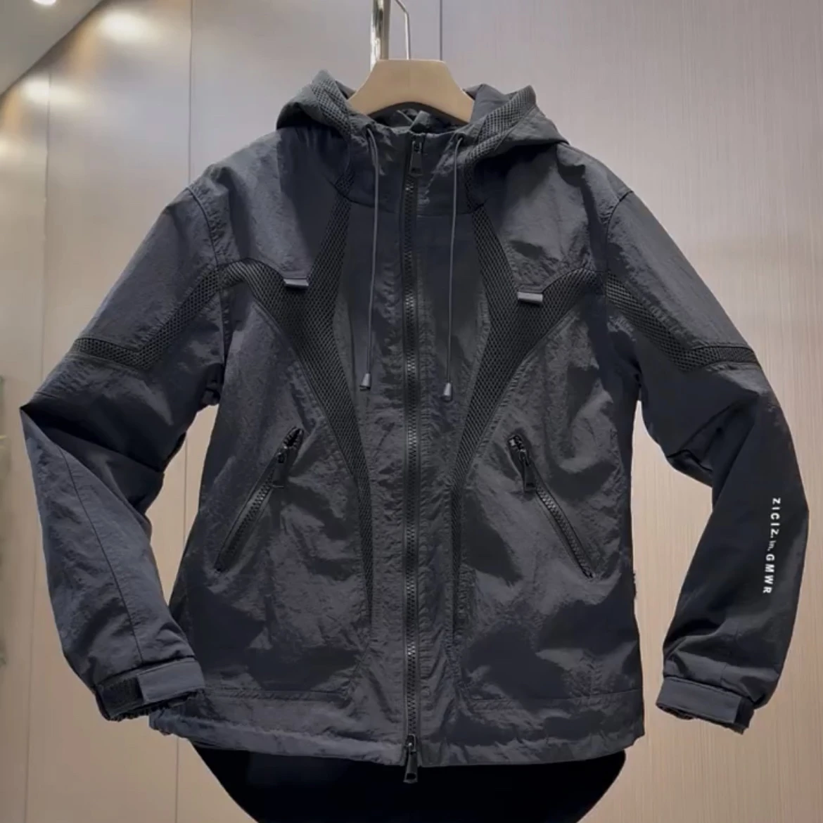 Spring New Faion Men's Jaet Hooded Splicing Casual Outerwear American Retro Loose Match All Men's Coat Polyester Fiber
Spring New Faion Men's Jaet Hooded Splicing Casual Outerwear American Retro Loose Match All Men's Coat Polyester Fiber