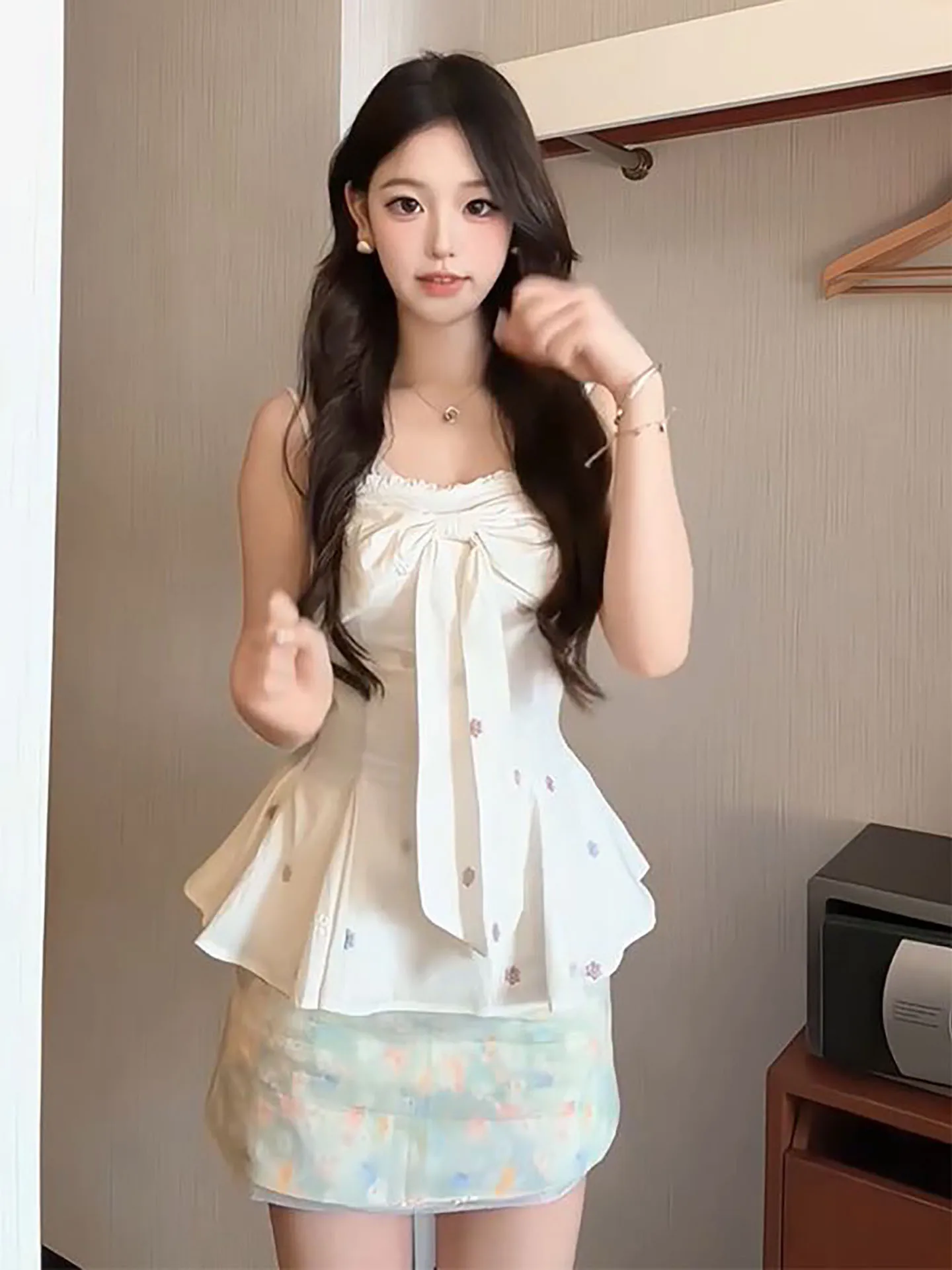 Romantic Floral High Waist Short Skirt Set with Knot Pleated Crop Top Two Piece Ensemble Gentle Girl Summer Outfit
Romantic Floral High Waist Short Skirt Set with Knot Pleated Crop Top Two Piece Ensemble Gentle Girl Summer Outfit
