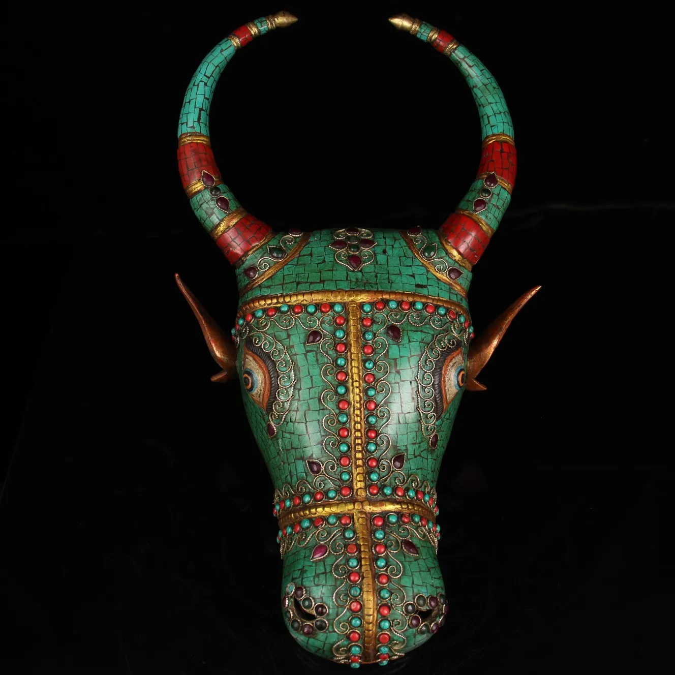 18"Tibetan Temple Collection Old Bronze Outline in gold Painted Mosaic Gem Turquoise Bull Cowhead Head ox Mask Hanging screen
18"Tibetan Temple Collection Old Bronze Outline in gold Painted Mosaic Gem Turquoise Bull Cowhead Head ox Mask Hanging screen
