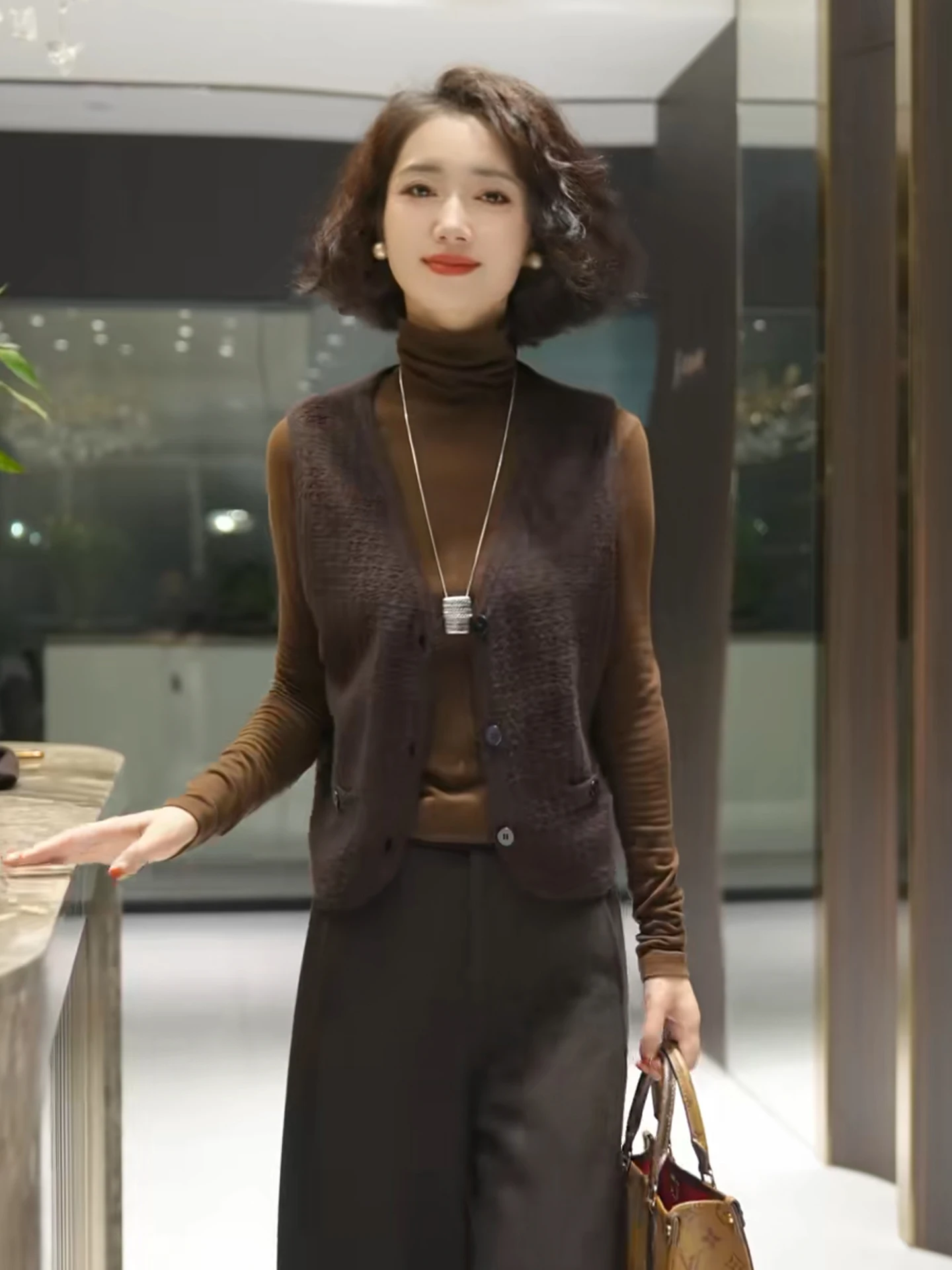 Elegant High Collar Knitted Vest Fashionable Base Shirt Skin-friendly Trendy Women's Top Autumn New Arrival
Elegant High Collar Knitted Vest Fashionable Base Shirt Skin-friendly Trendy Women's Top Autumn New Arrival