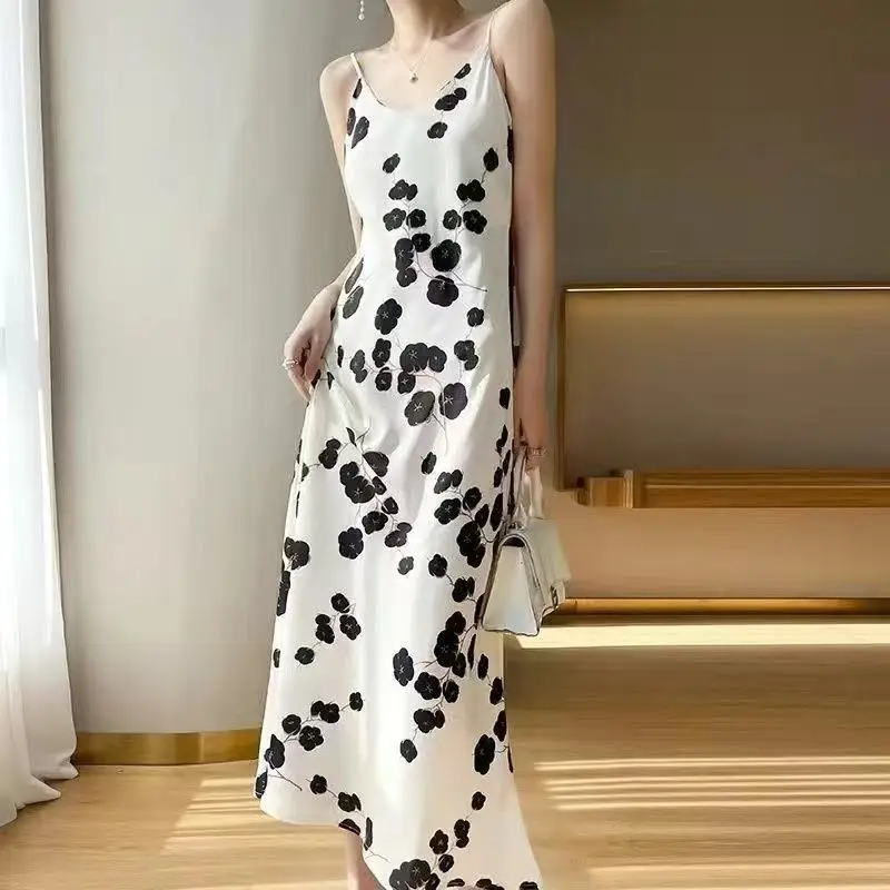 2025 summer new suspender dress light luxury fashion high-end temperament satin floral women's ice silk knitted dress
2025 summer new suspender dress light luxury fashion high-end temperament satin floral women's ice silk knitted dress