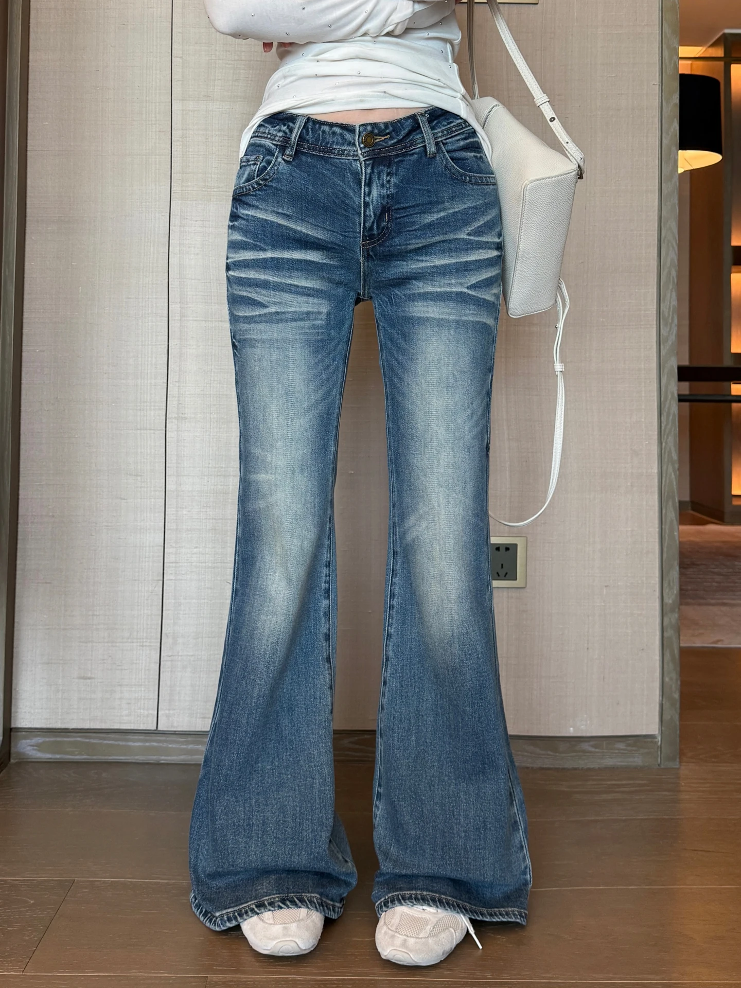 Low Waist Flared Jeans Loose Women's Denim Pants Vintage Style Casual Wear Winter Season Ladies Slim Fit Jeans
Low Waist Flared Jeans Loose Women's Denim Pants Vintage Style Casual Wear Winter Season Ladies Slim Fit Jeans