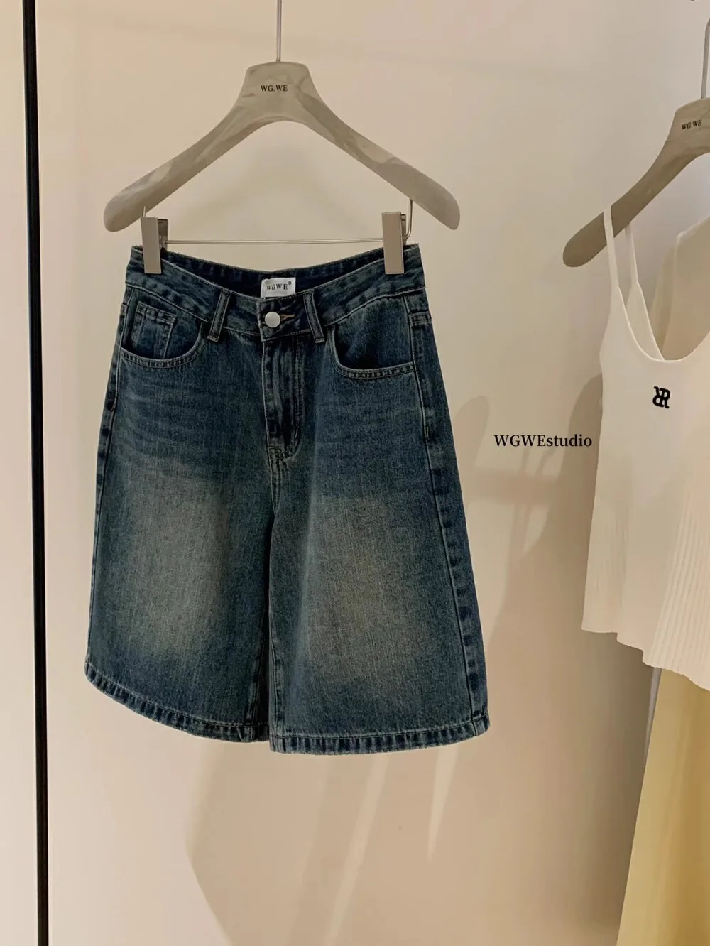 Low Waist Retro Denim Jeans Loose Wide Leg Shorts Casual Versatile Five-Point Pants High Waist Straight Leg Summer Jeans
Low Waist Retro Denim Jeans Loose Wide Leg Shorts Casual Versatile Five-Point Pants High Waist Straight Leg Summer Jeans