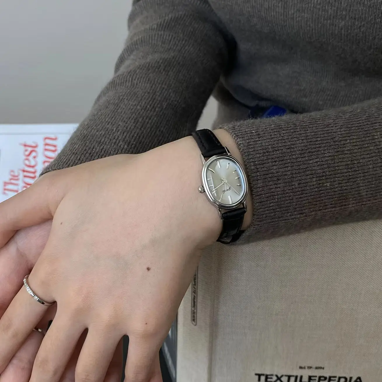 Fashion Retro Brands Watch for Women, Black Gray Oval Small Dial, High-end Commuting Leather Quartz Ladies Watches Gift
Fashion Retro Brands Watch for Women, Black Gray Oval Small Dial, High-end Commuting Leather Quartz Ladies Watches Gift
