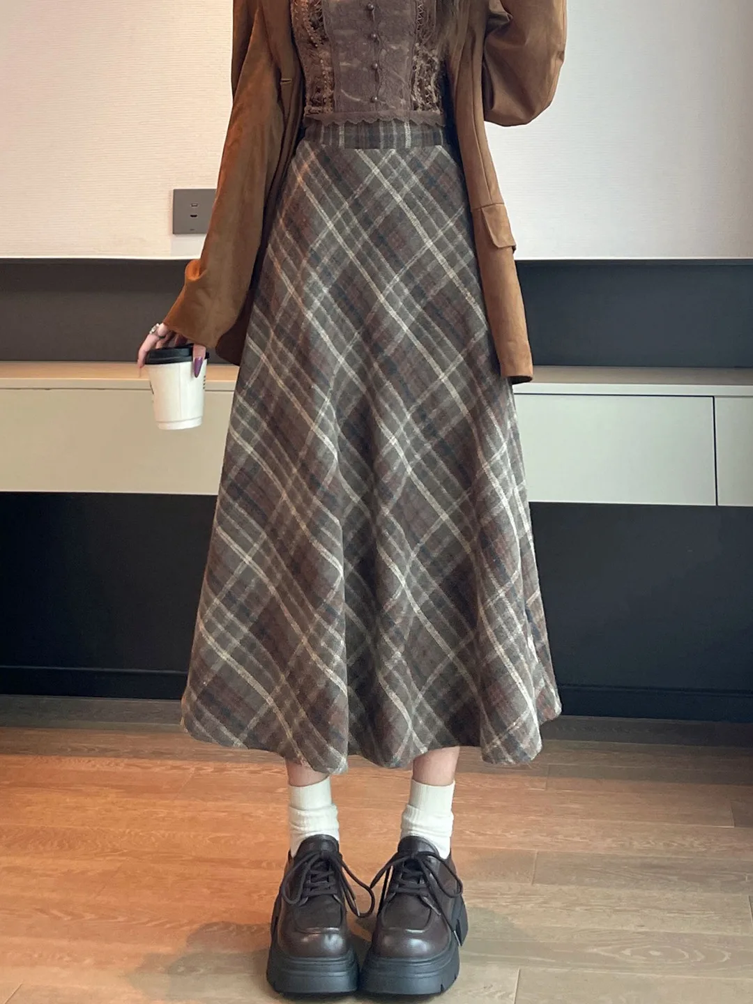 Ретро-юбка миди из твида в клетку с завышенной талией для женщин, весна-осень, новая модель, стройнящая, А-силуэт, мягкая, удобная, из полиэфирного волокна
Ретро-юбка миди из твида в клетку с завышенной талией для женщин, весна-осень, новая модель, стройнящая, А-силуэт, мягкая, удобная, из полиэфирного волокна